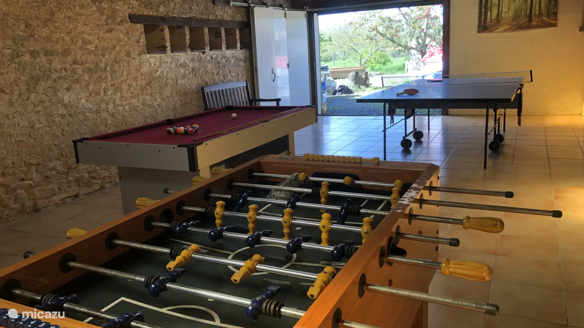 Spielzimmer mit Toilettentennis, Tischfußball, Billard, Brettspielen, Outdoor-Spielen und Kinderspielen