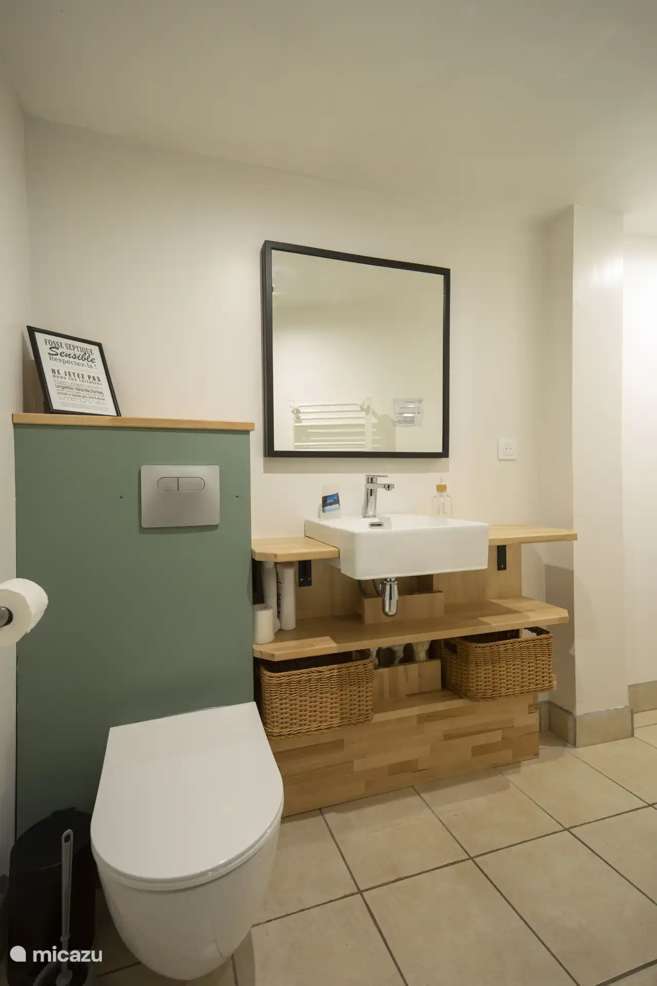 Badezimmer mit Dusche und Toilette