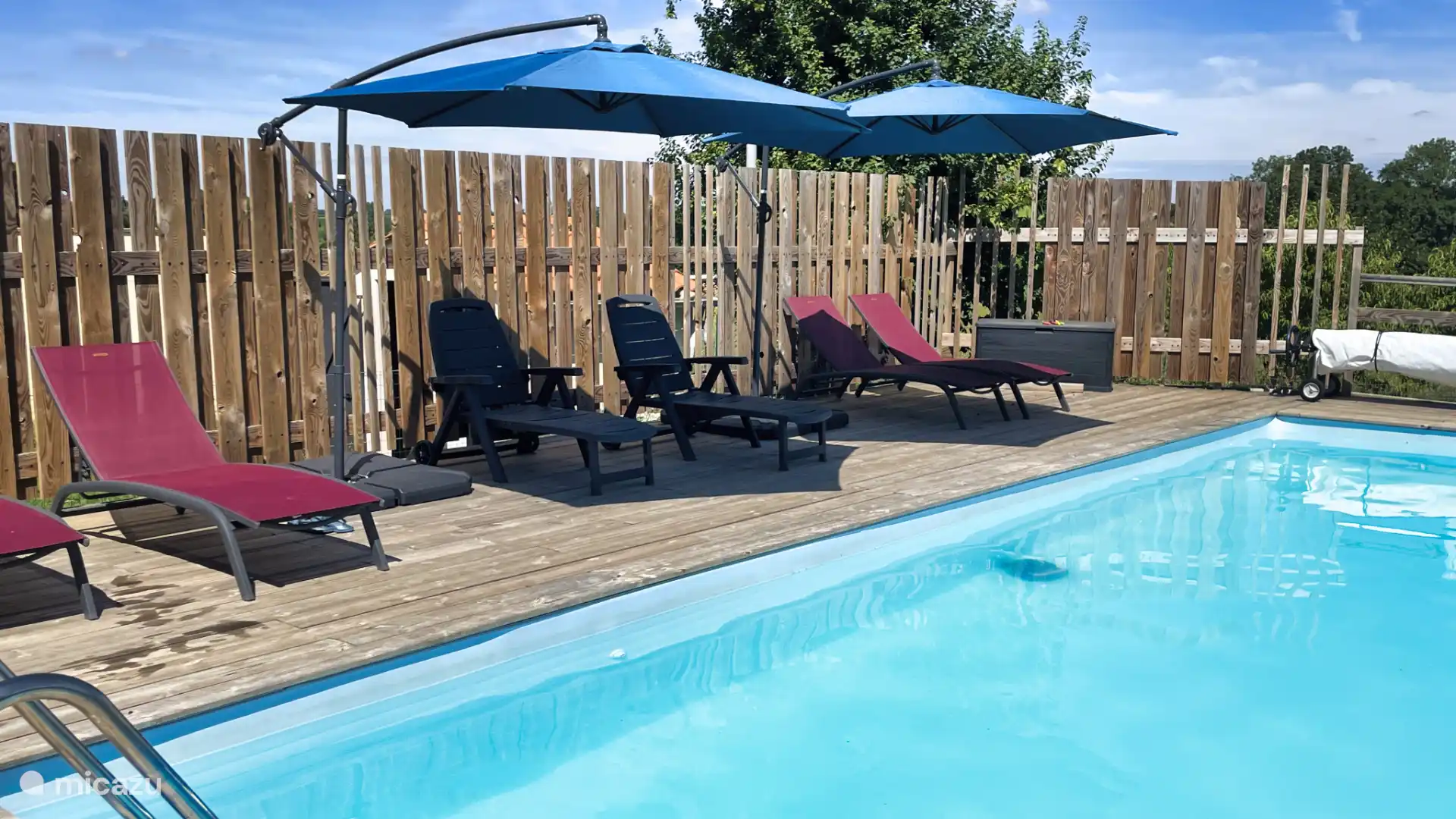 Ein großzügiges 10x5 m großes beheiztes Schwimmbecken, Sonnenliege und Sonnenschirme