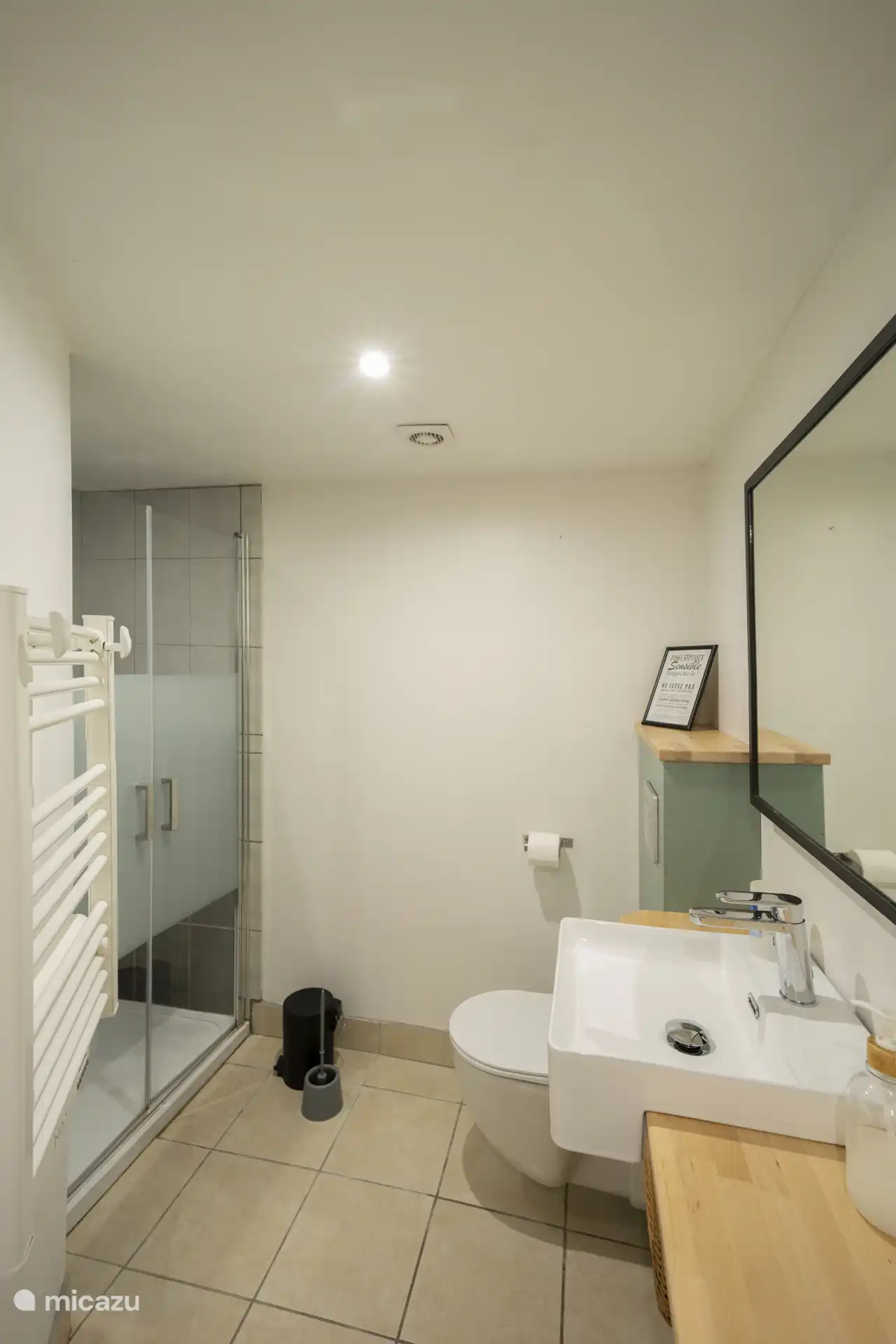 Badezimmer mit Dusche und Toilette