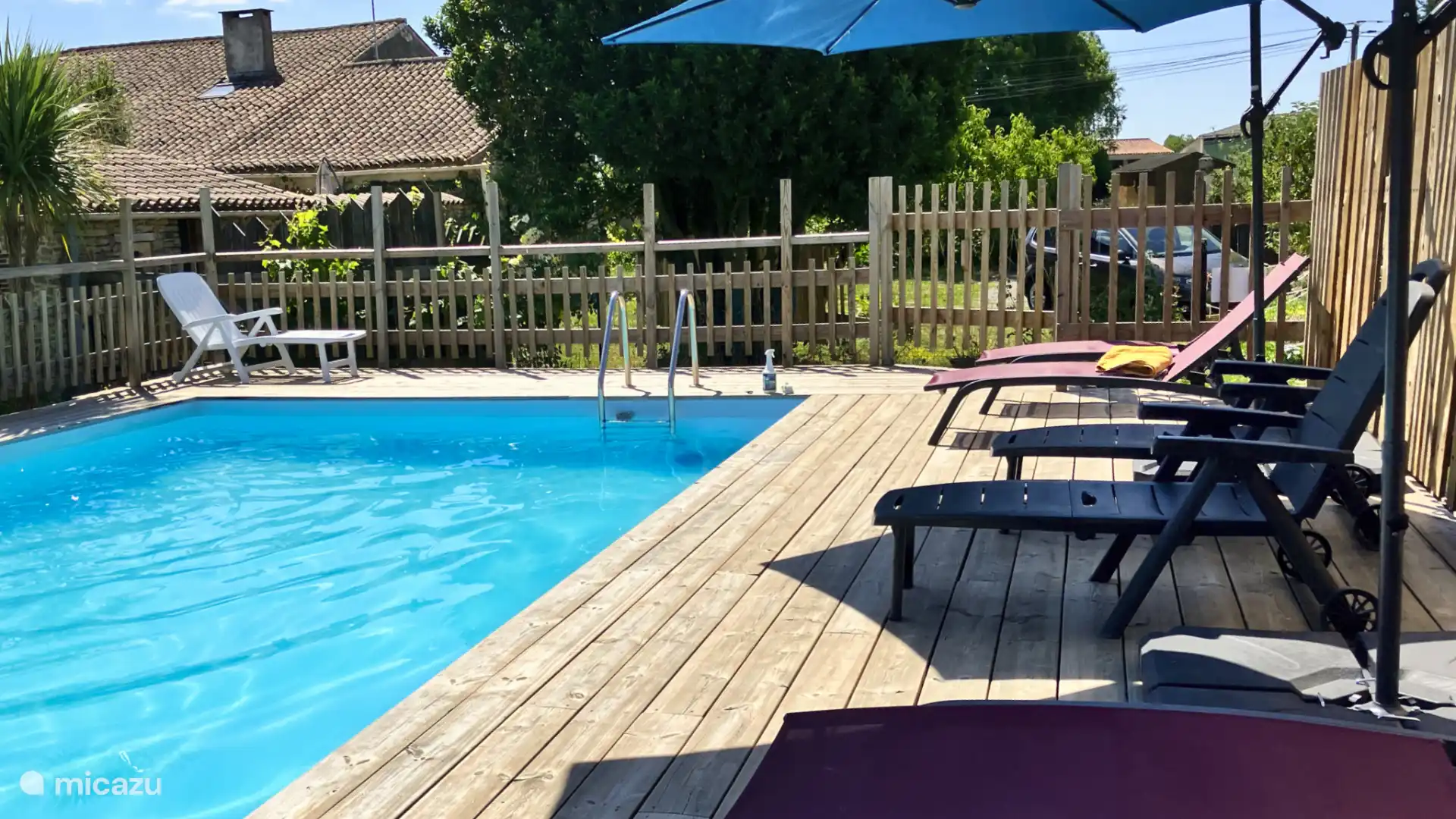 Ein großzügiges 10x5 m großes beheiztes Schwimmbecken, Sonnenliege und Sonnenschirme