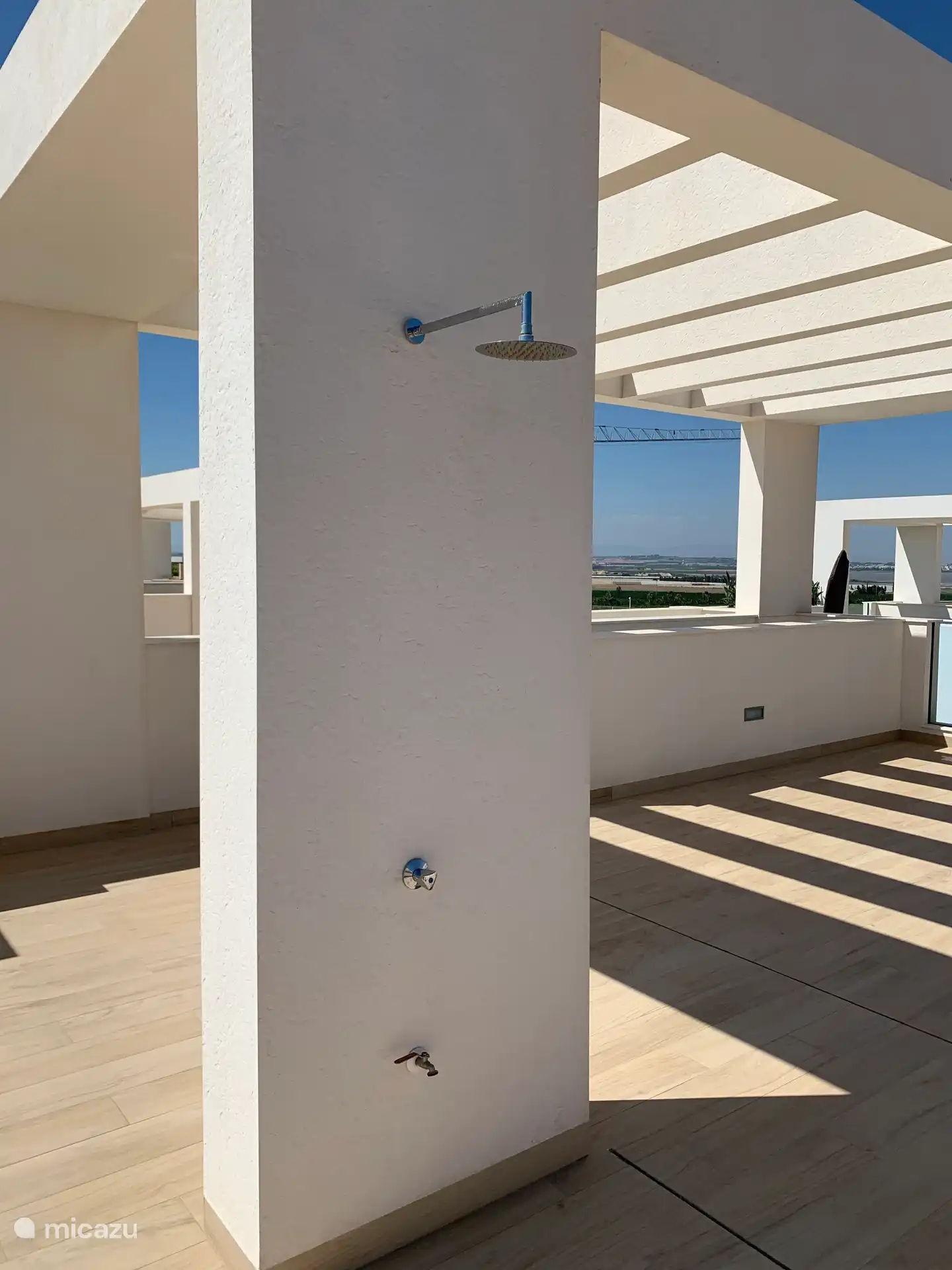 Panoramic roof terrace with shower