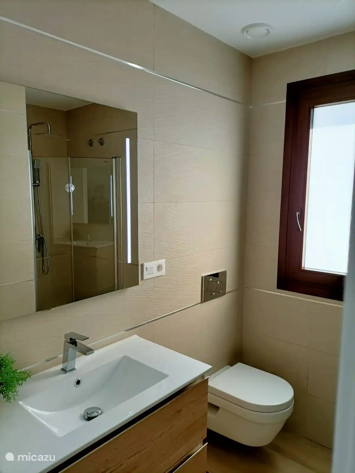 Bathroom in bedroom 1 
