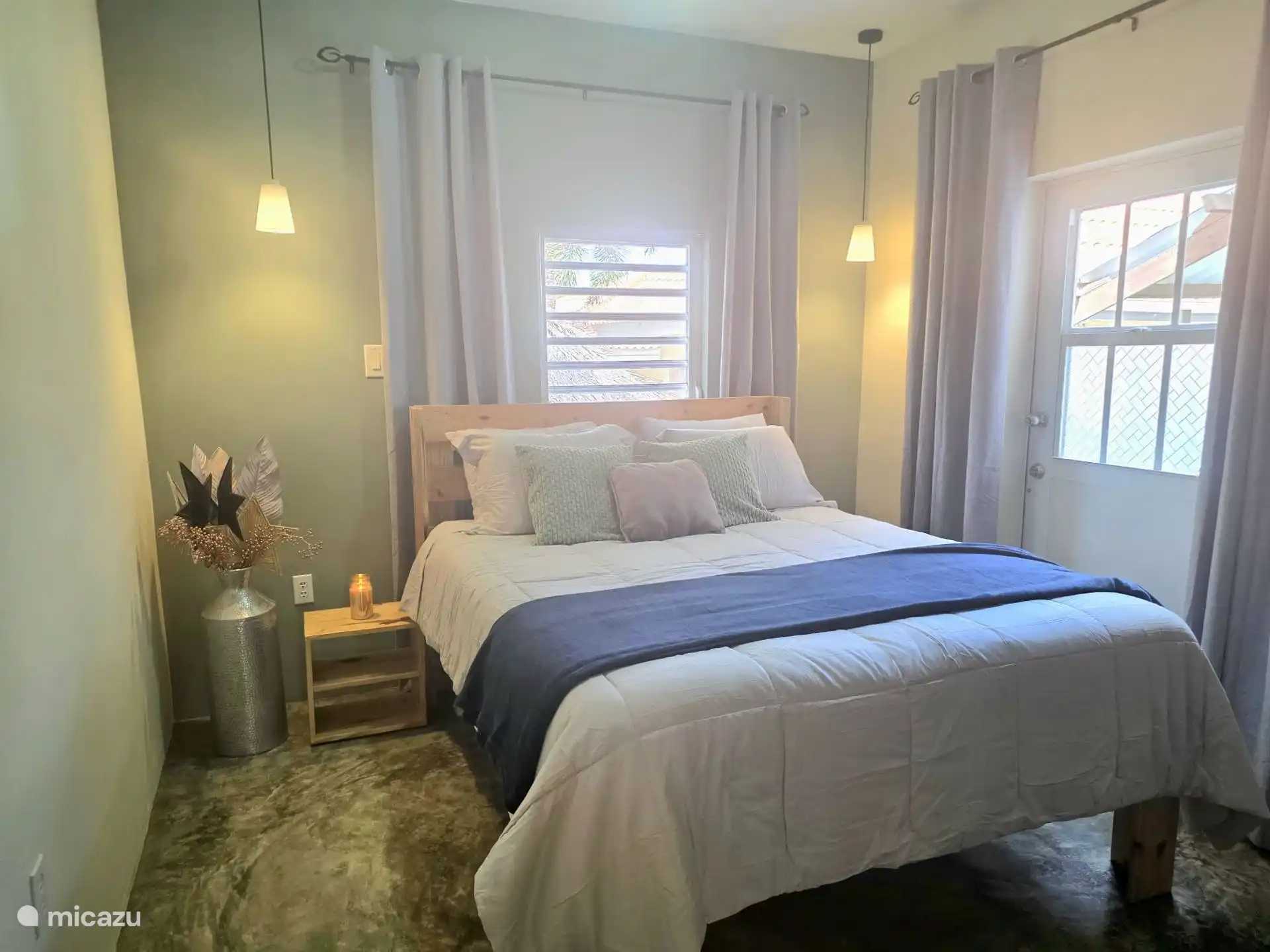Ruime slaapkamer met comfortabel bed.