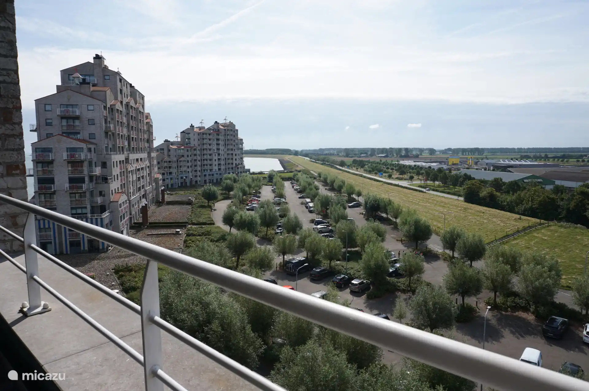 Uitzicht parkeerzijde/dorp