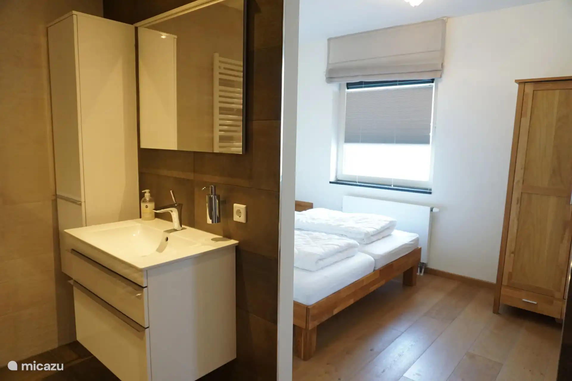 Slaapkamer met badkamer