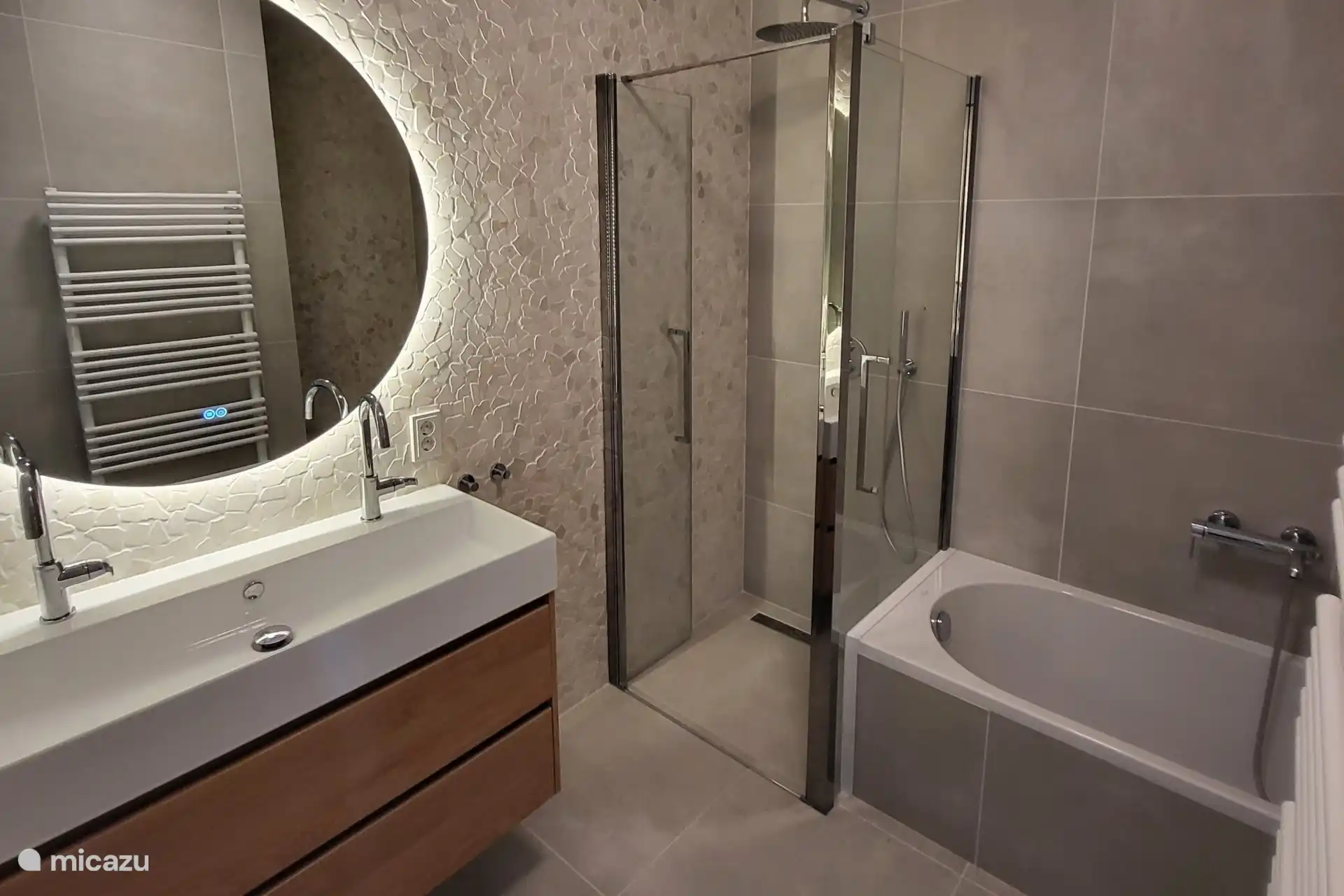 Badkamer 2 met inloopdouche en bad