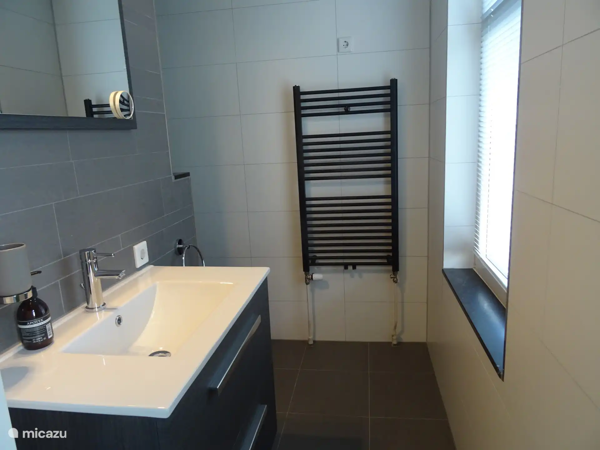 Badkamer met inloopdouche begane grond