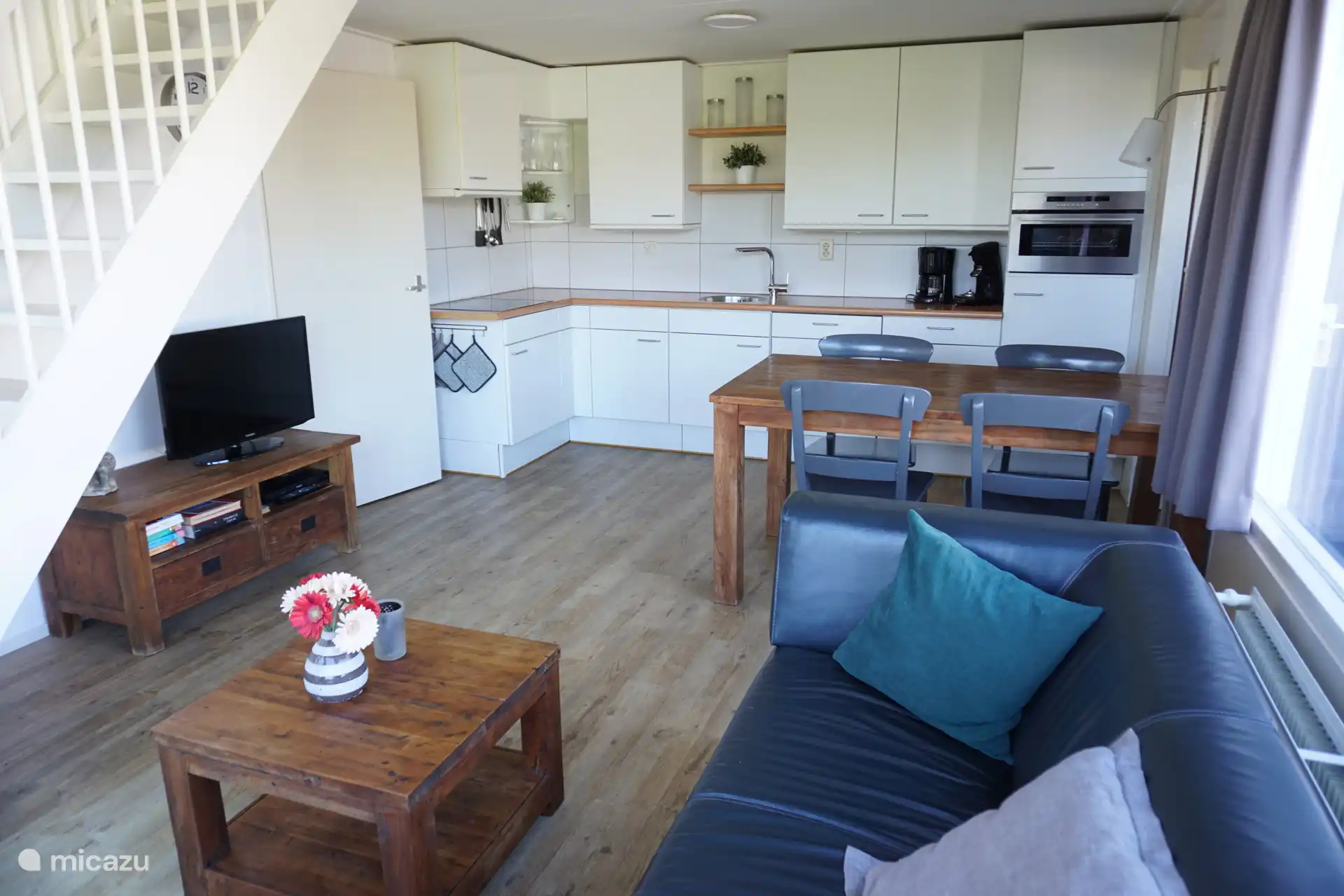 Woonkamer met open keuken