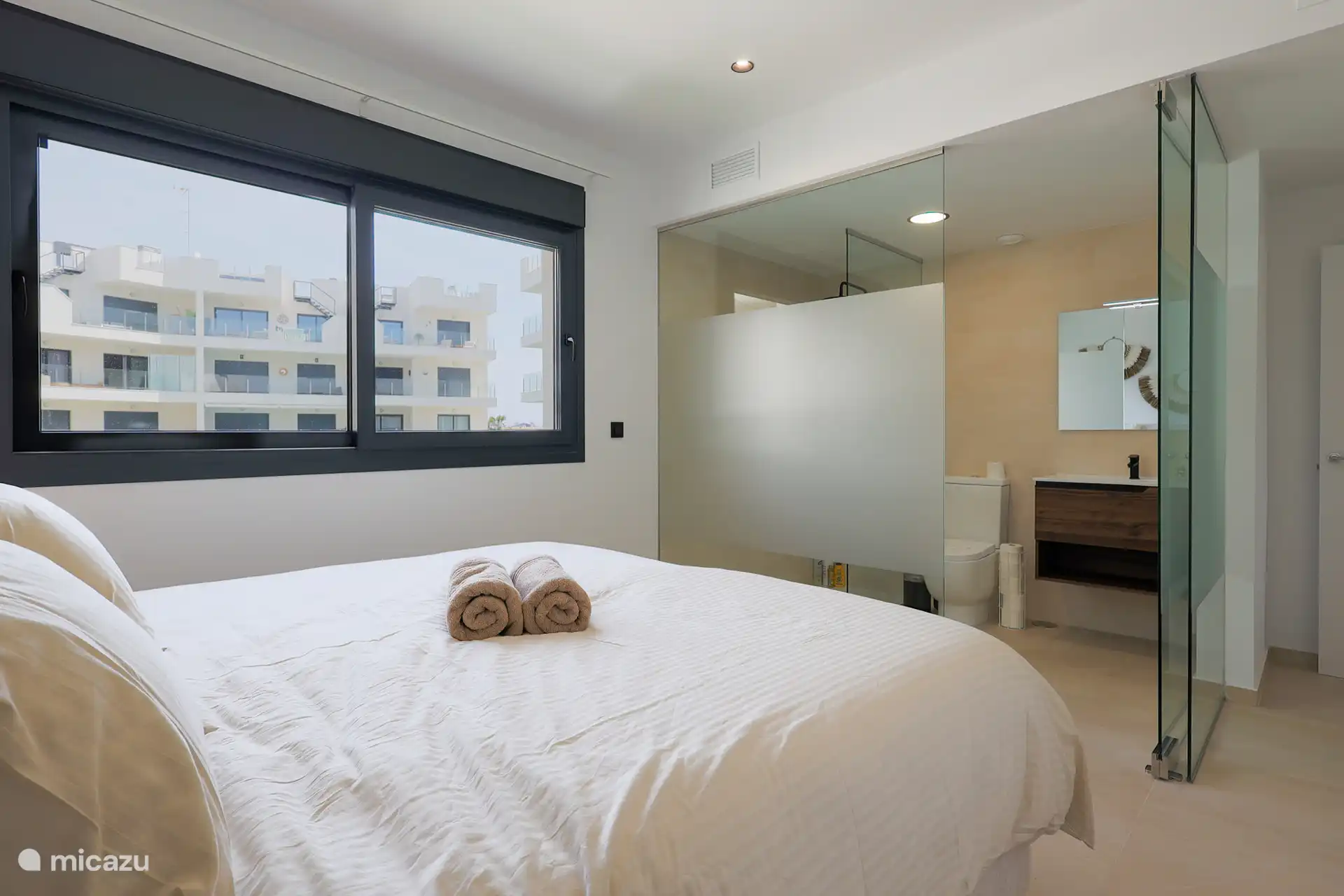 Slaapkamer 1 inclusief badkamer