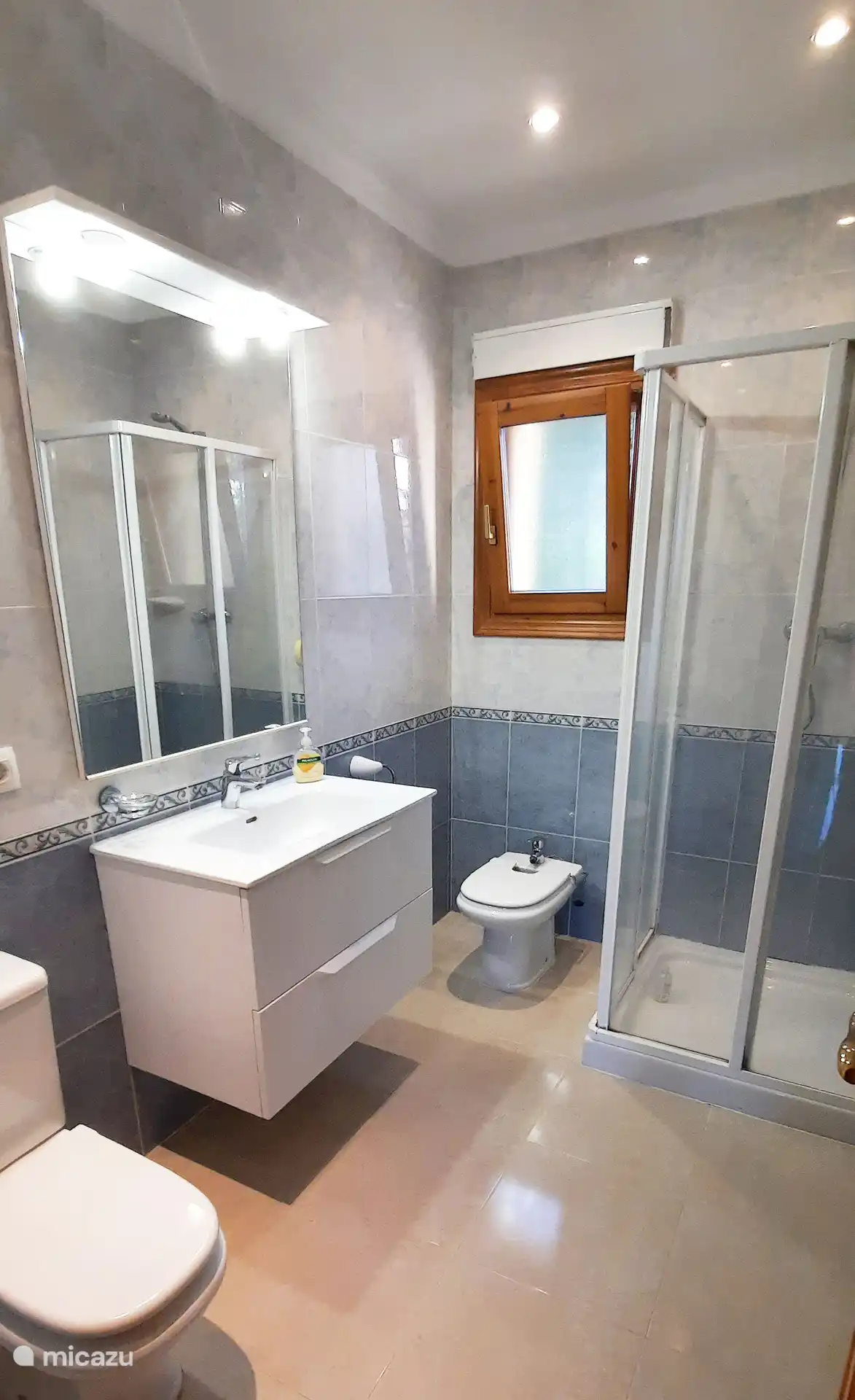 Hoofdgebouw hoofdslaapkamer en badkamer