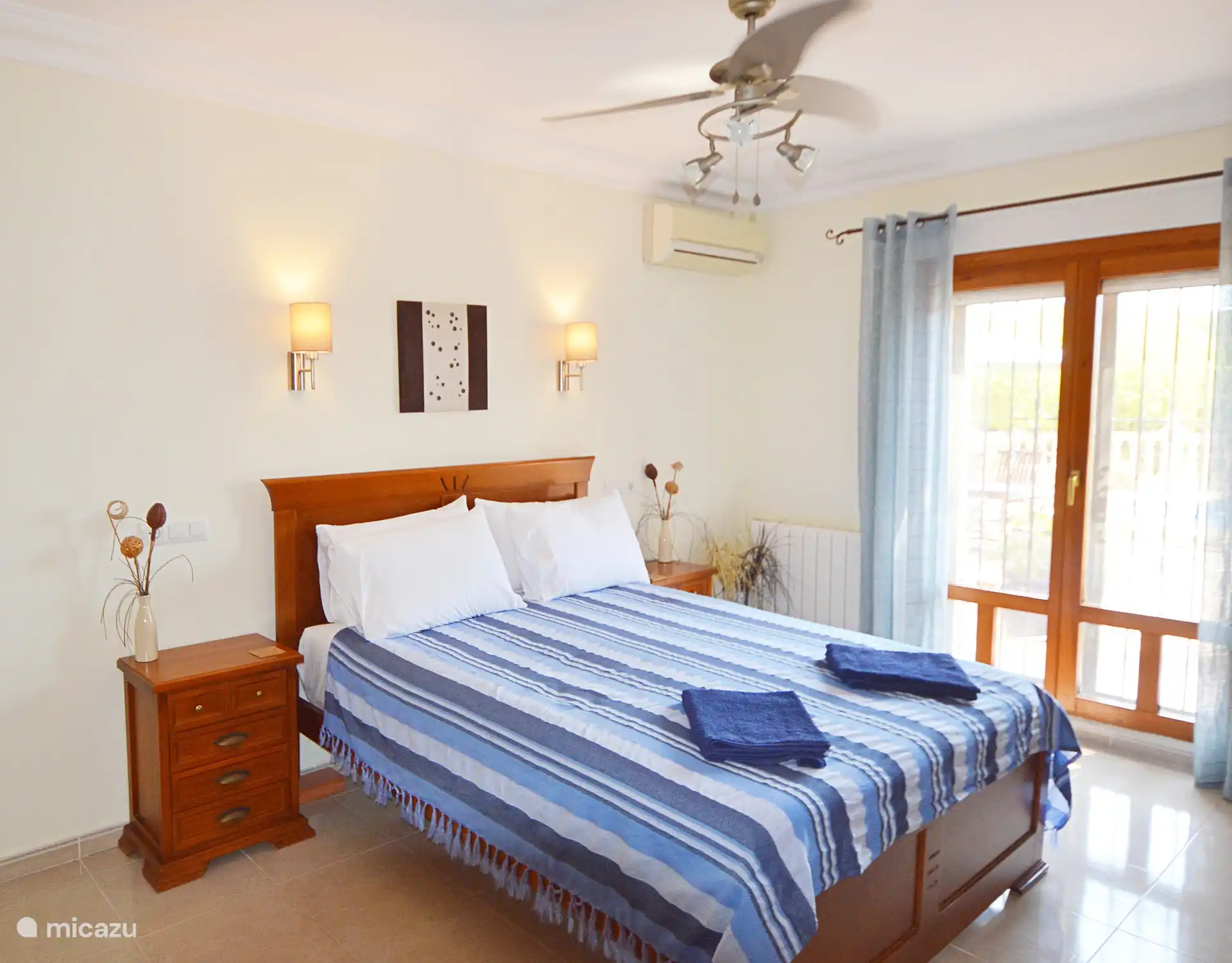 Hoofdgebouw hoofdslaapkamer met airconditioning