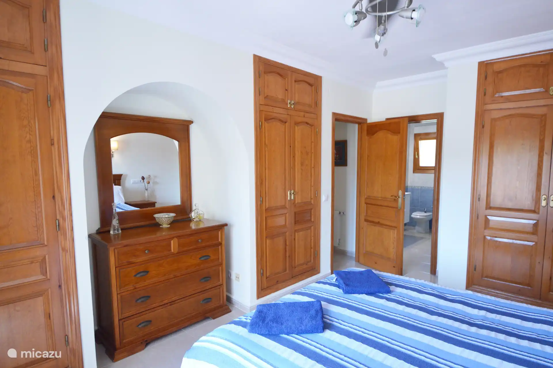 Hoofdgebouw hoofdslaapkamer met airconditioning