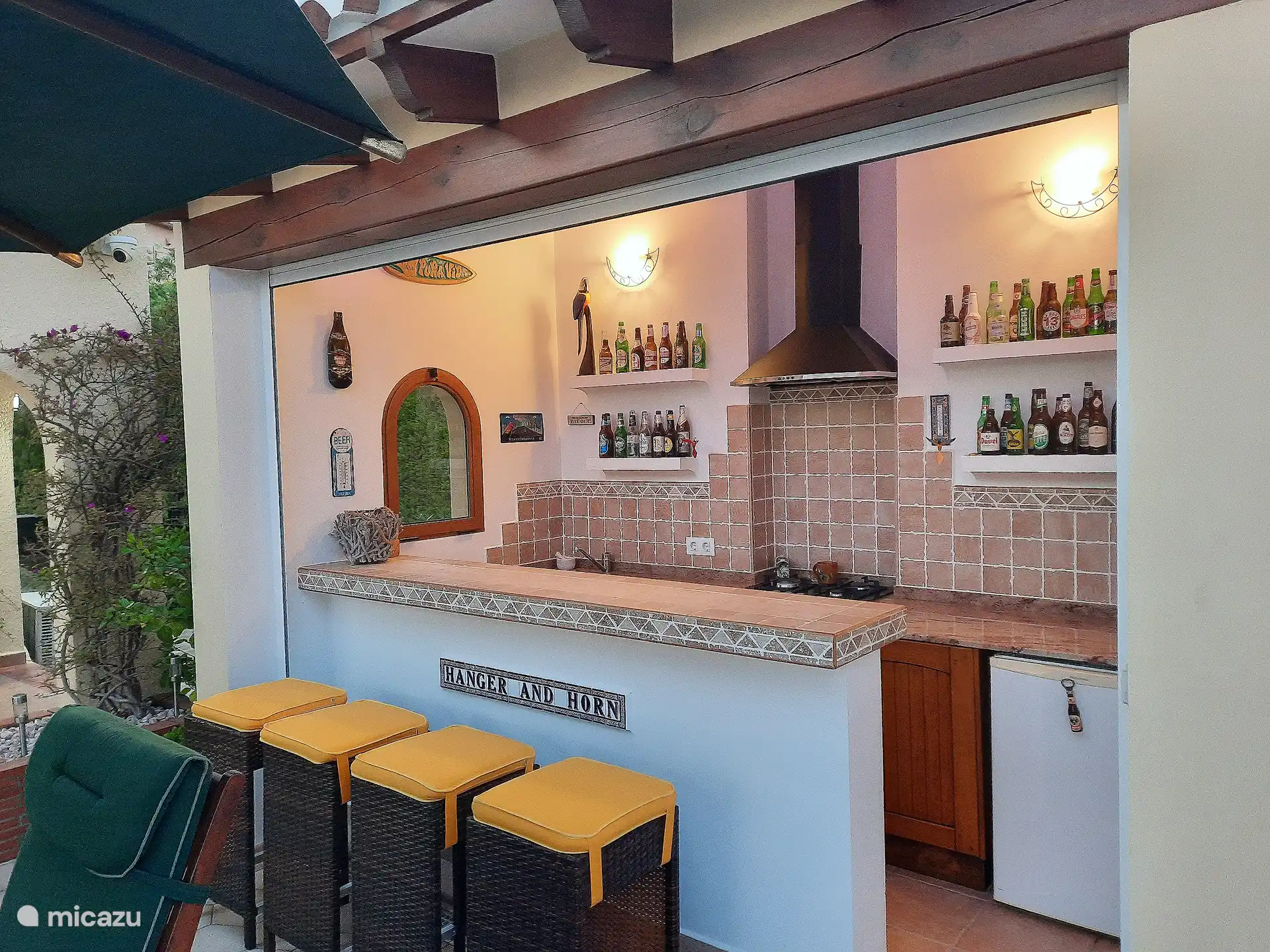 Buitenbar en eetruimte