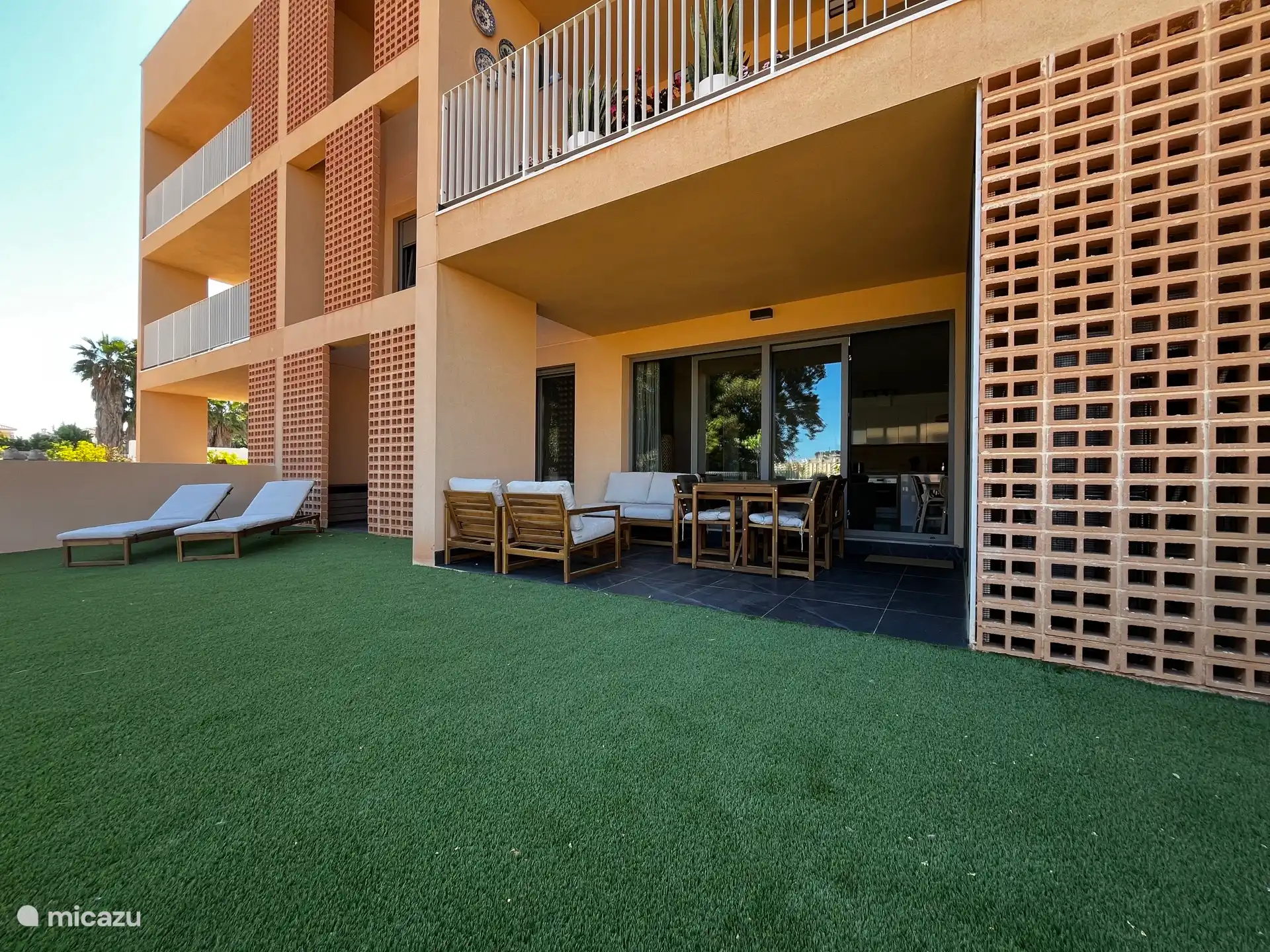 Die private Terrasse mit Garten