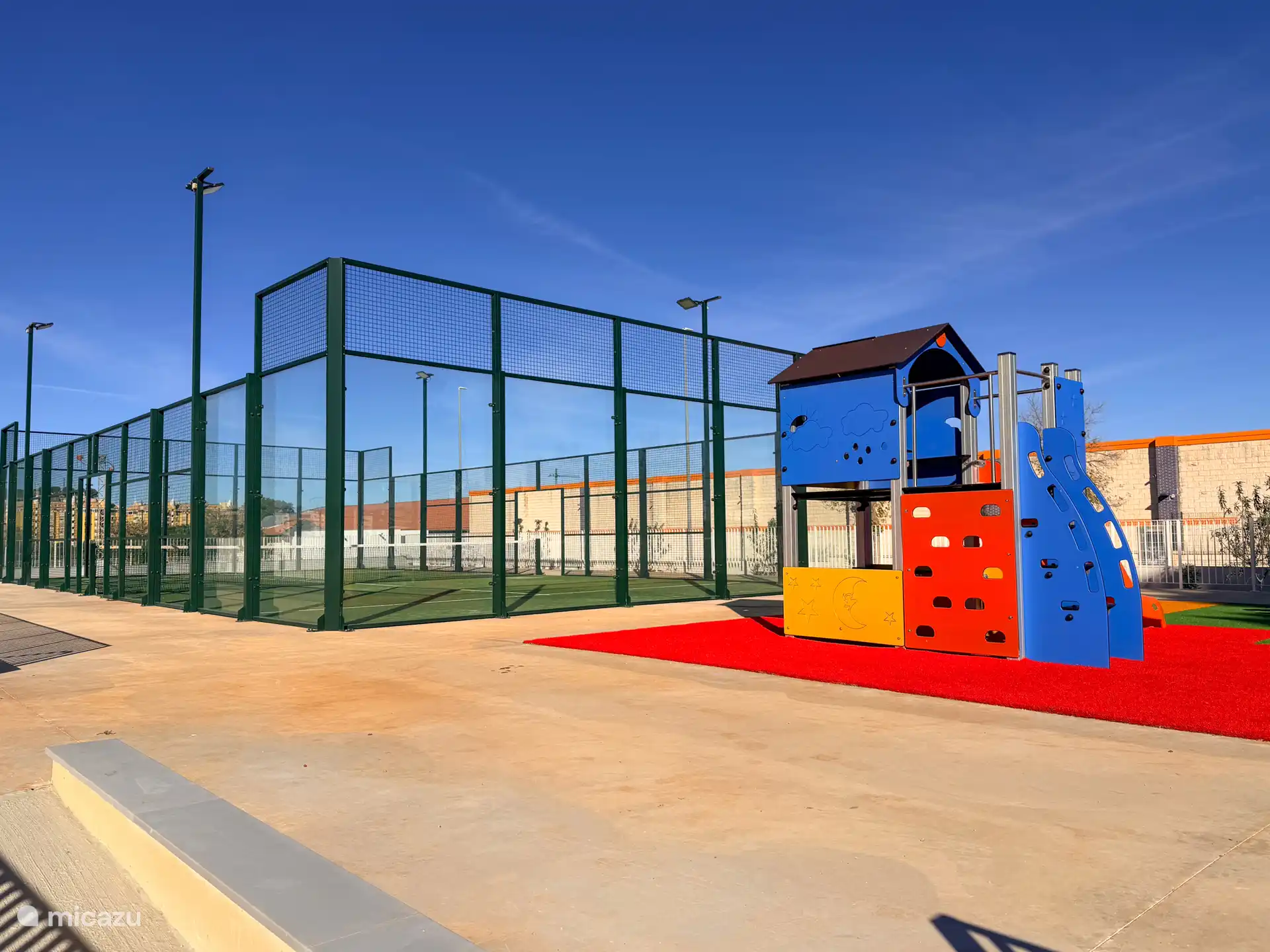Padelplatz auf dem Komplex und Spielplatz