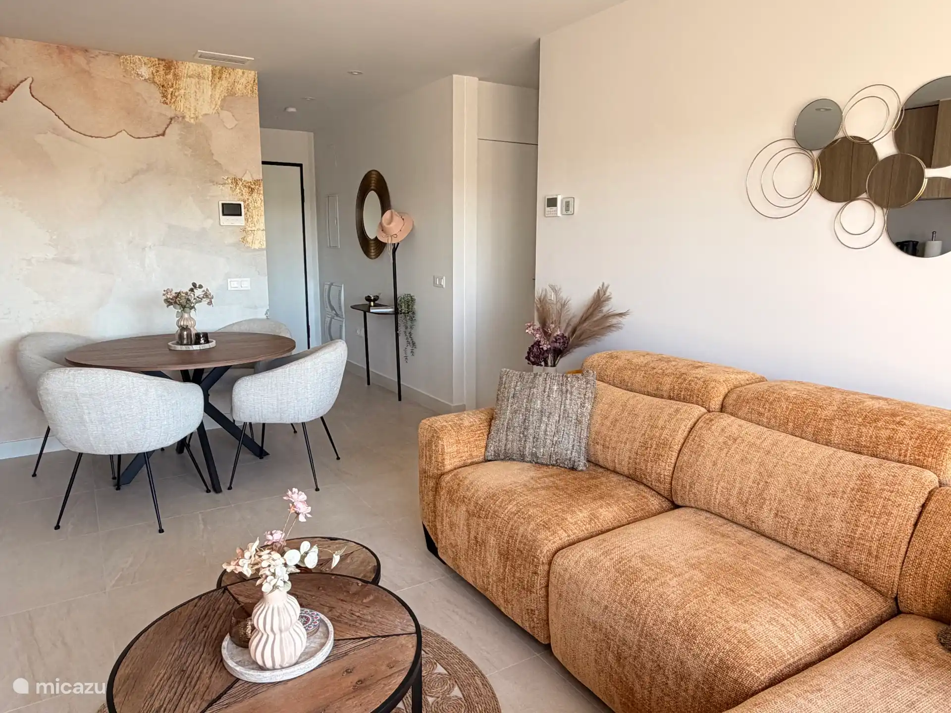 Woonkamer met comfortable bank