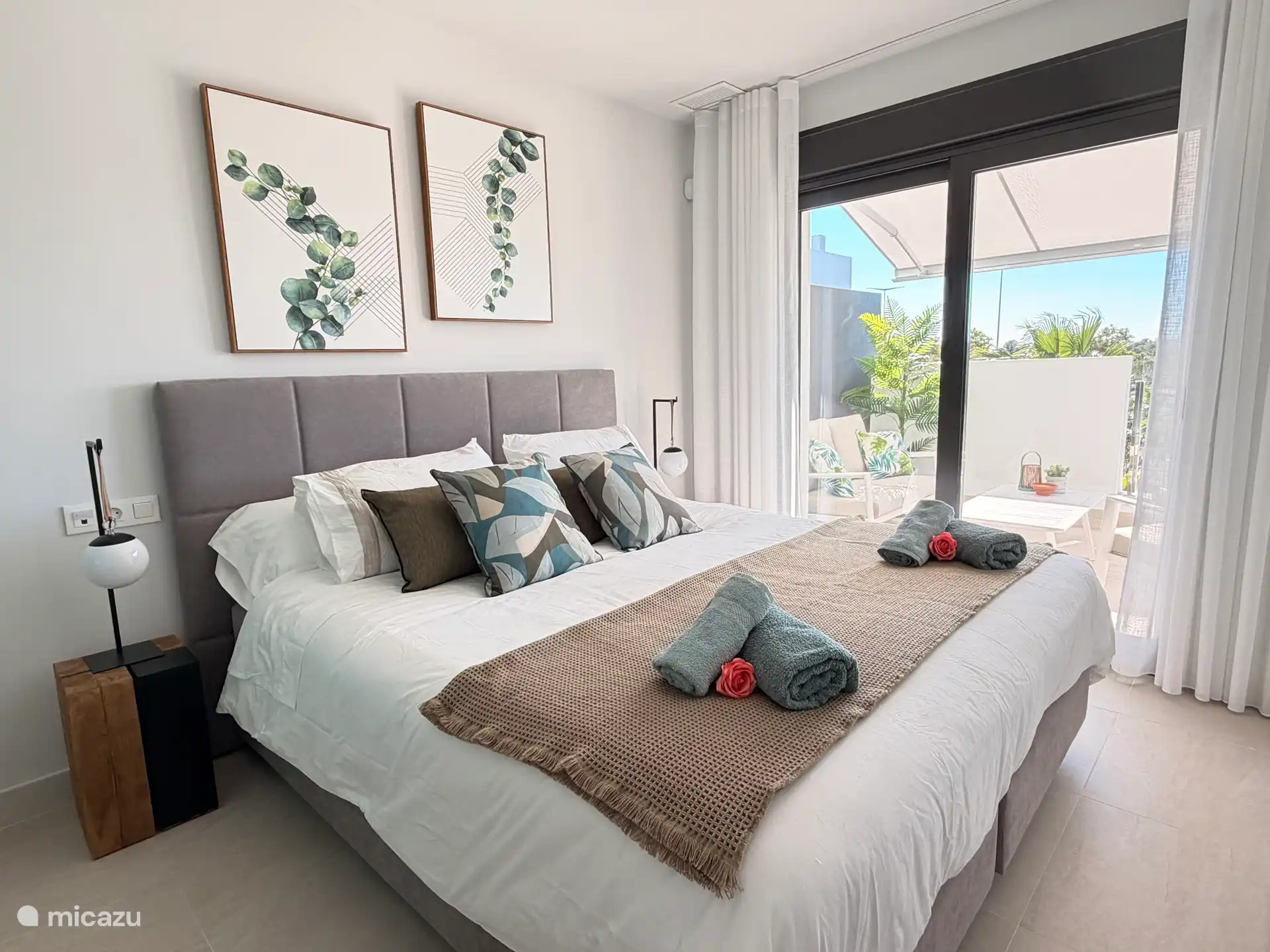 Master bedroom met zeer comfortable boxspring 180x200 cm