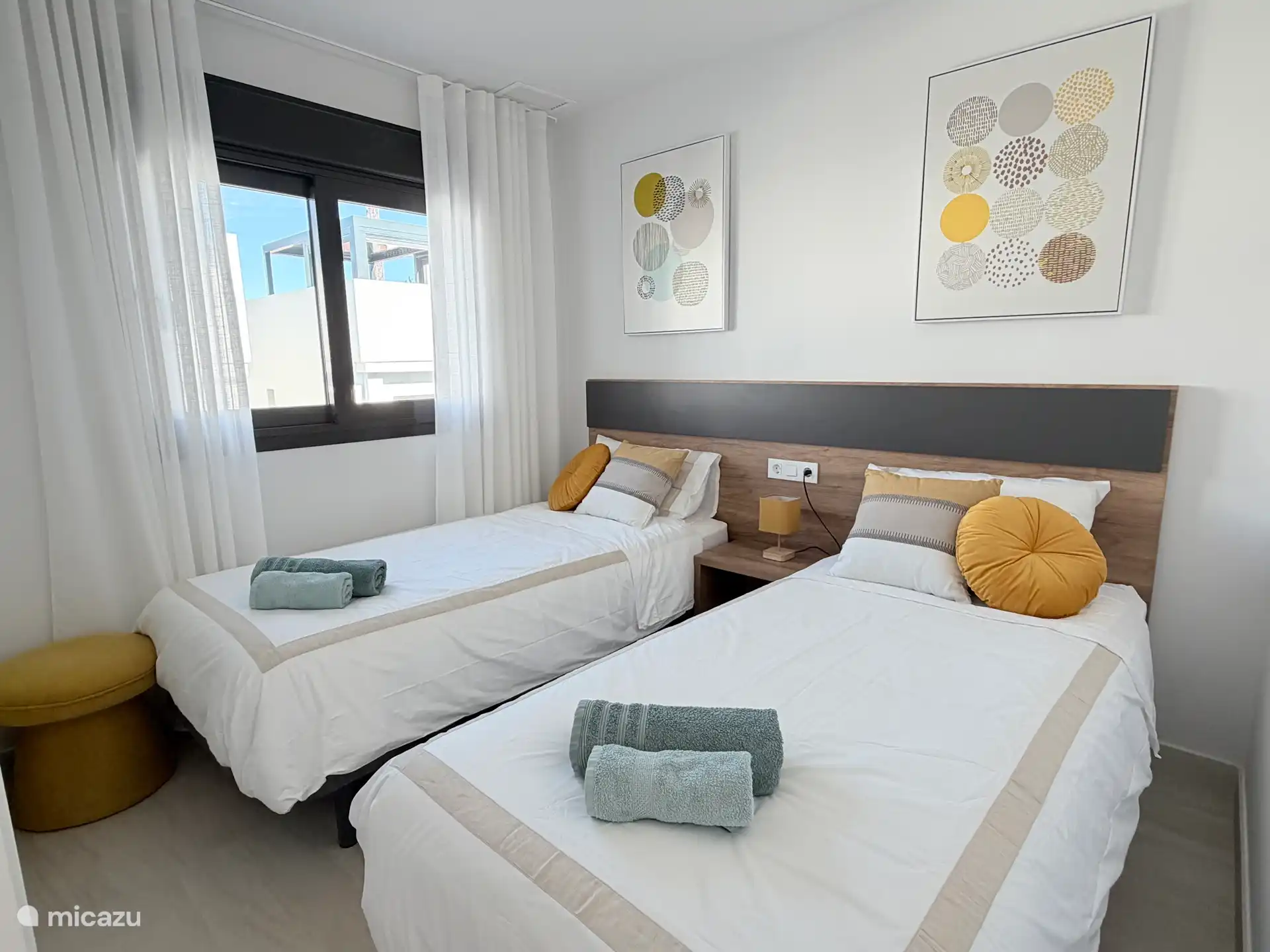 2e slaapkamer met 2 eenpersoonsbedden (90x200 cm)