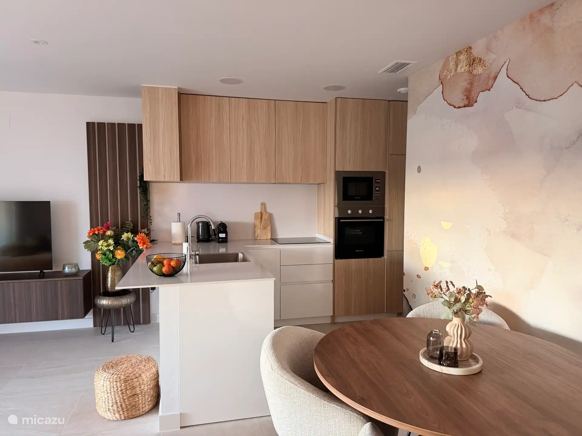 Keuken met koelkast, oven, magnetron en vaatwasser