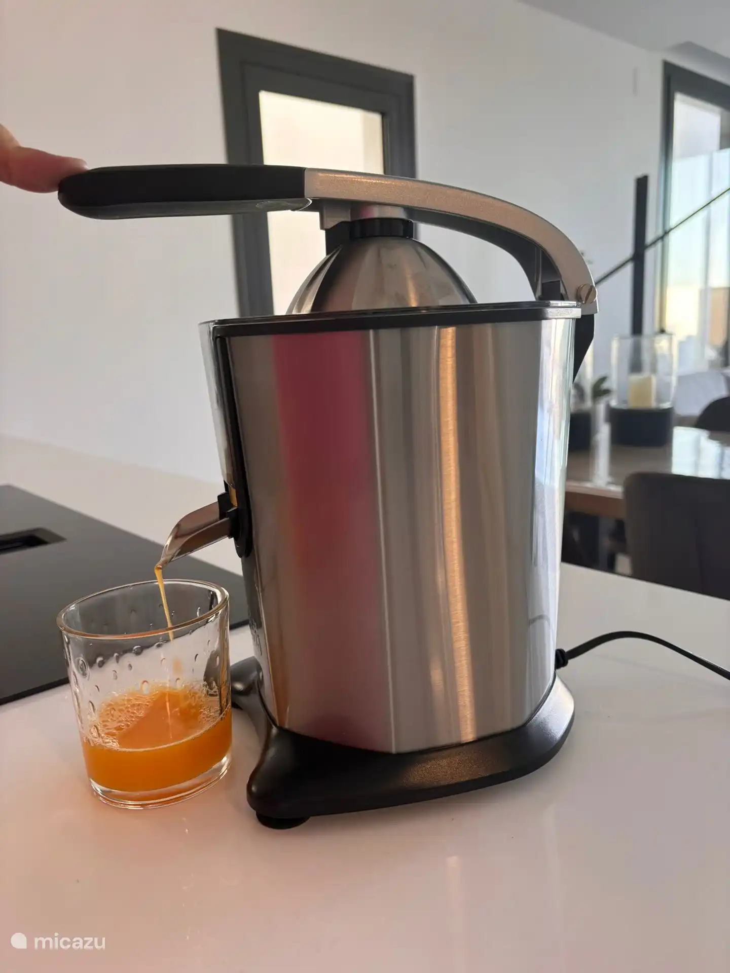 La cocina tiene todo tipo de electrodomésticos como exprimidor, tostadora y cafetera