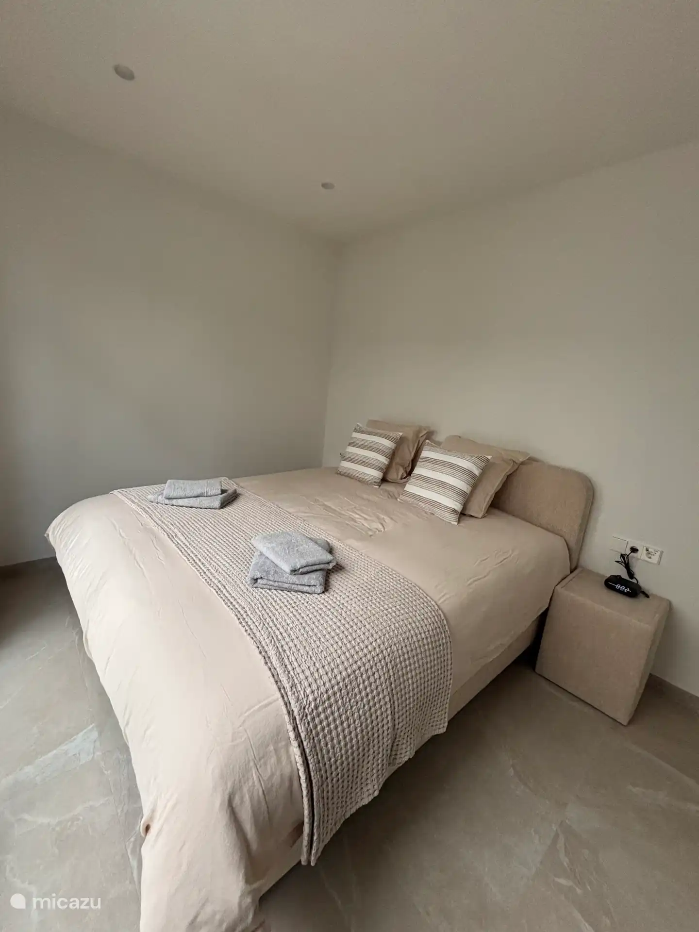 Dormitorio con cama matrimonial y armarios.