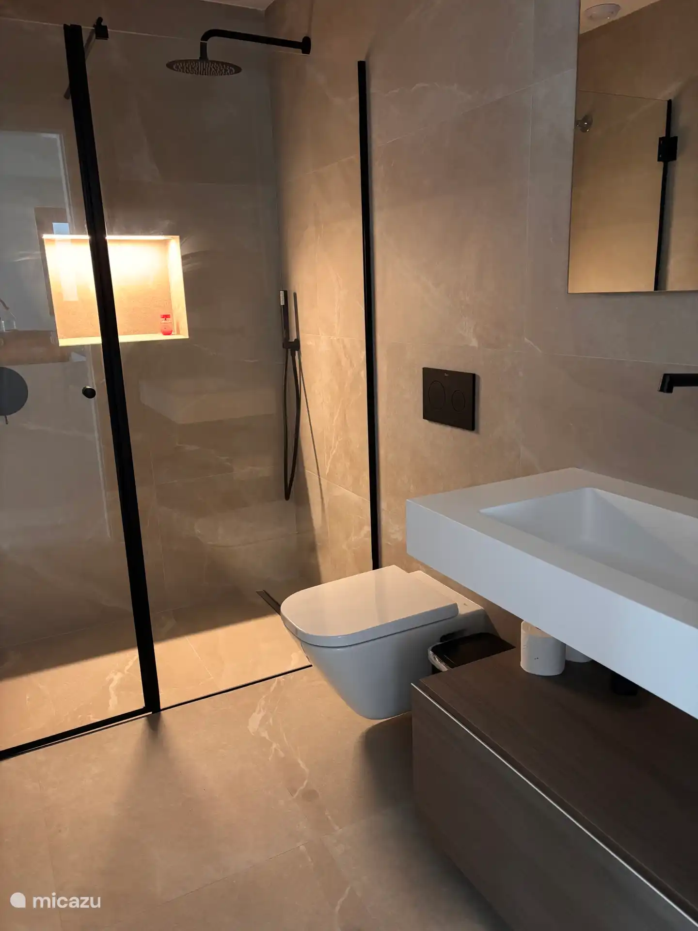 El segundo baño también tiene ducha, inodoro, lavabo y secador de pelo.