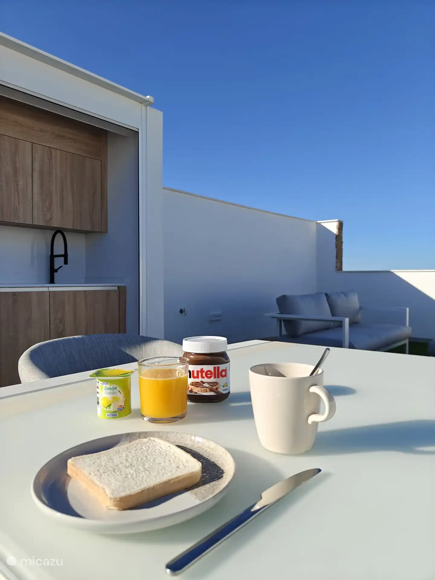 Por la mañana puedes disfrutar de un delicioso desayuno al sol en la terraza de la azotea. Los utensilios de cocina para esto se proporcionan en la cocina exterior.