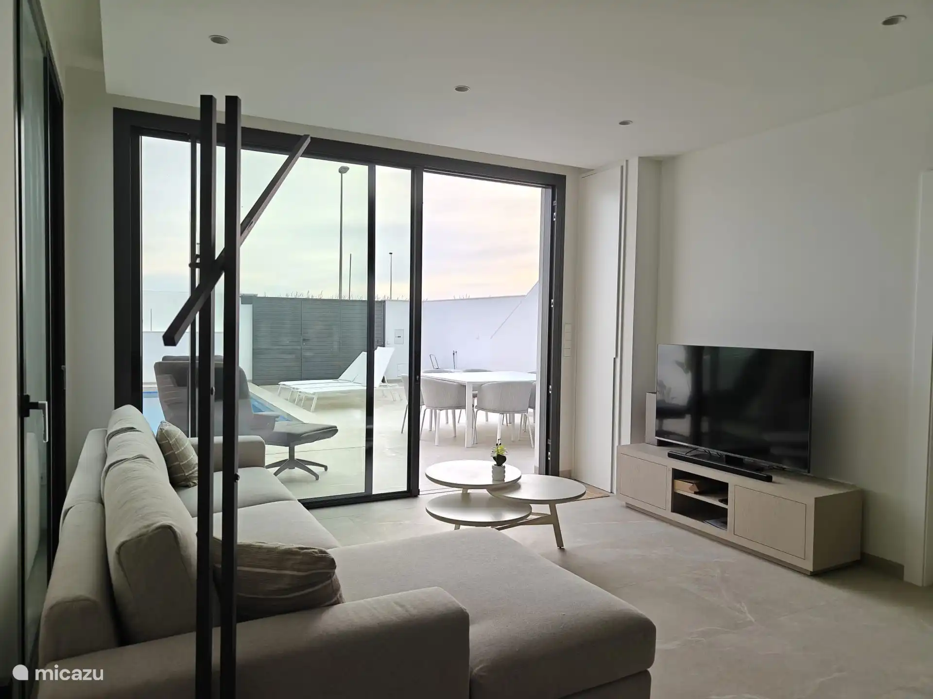 Salón con sofá y smart TV, equipado para hacer casting.