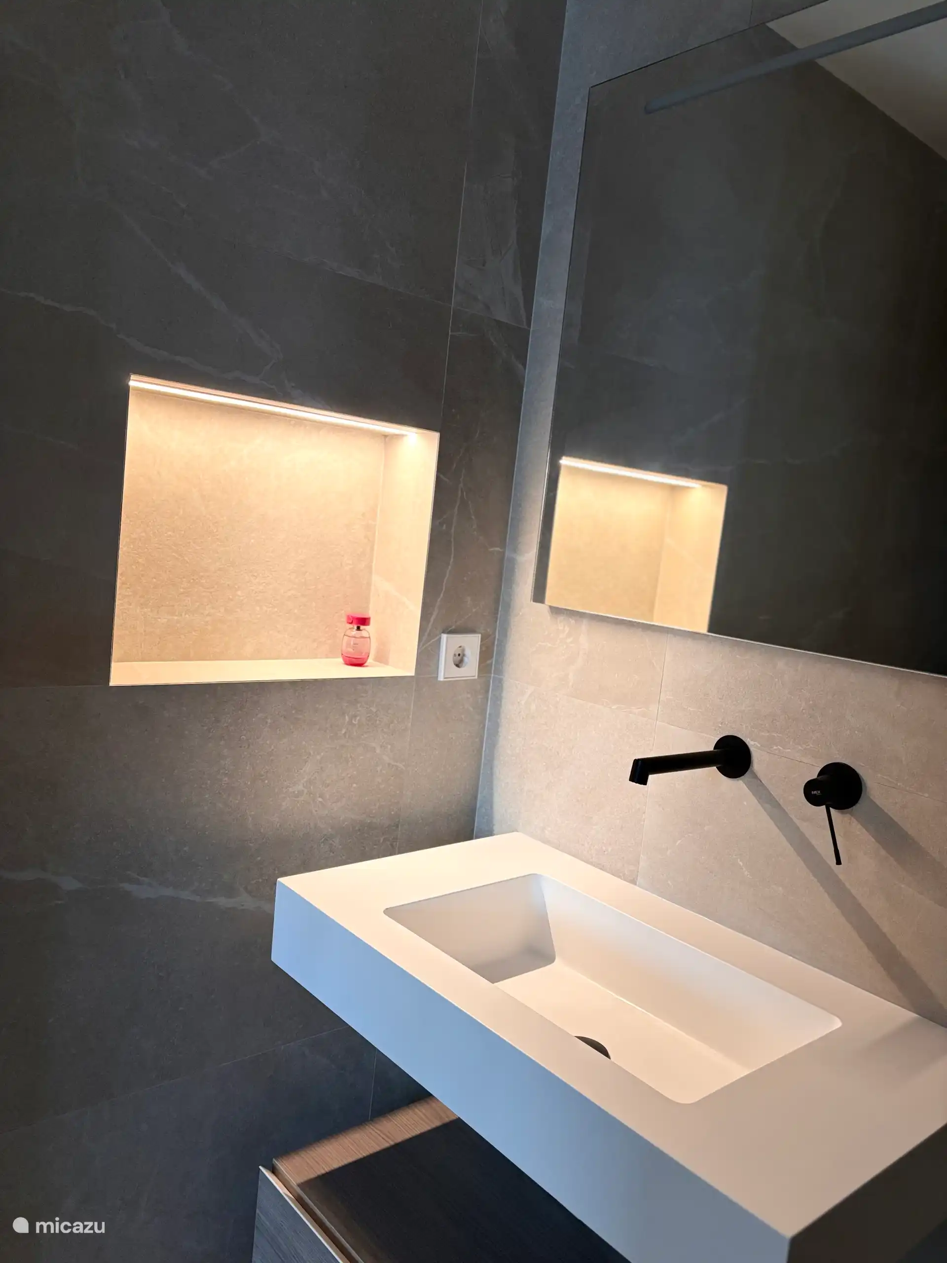 El baño junto al dormitorio principal tiene un lavabo, un inodoro y una ducha. Se proporciona un secador de pelo.