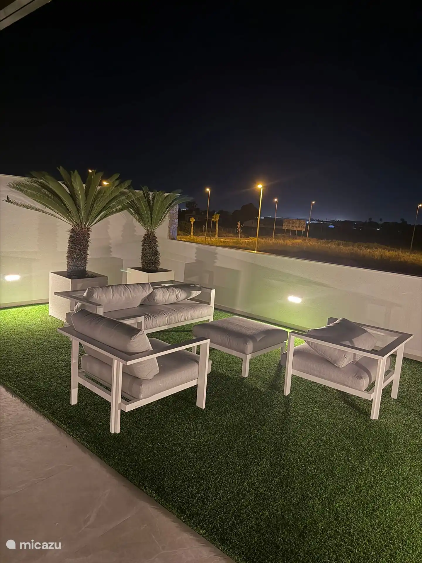 Un final de día feliz en el salón de la terraza de la azotea.