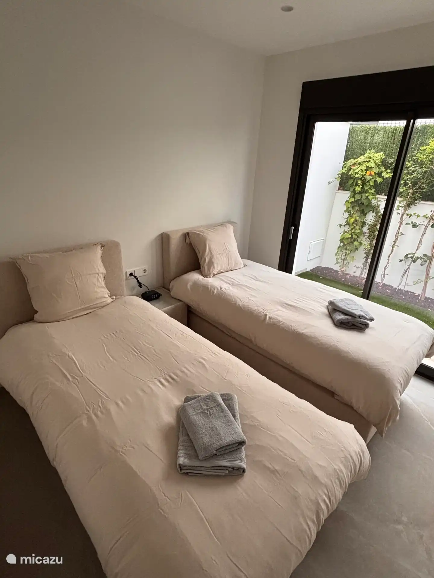 Dormitorio con 2 camas individuales.