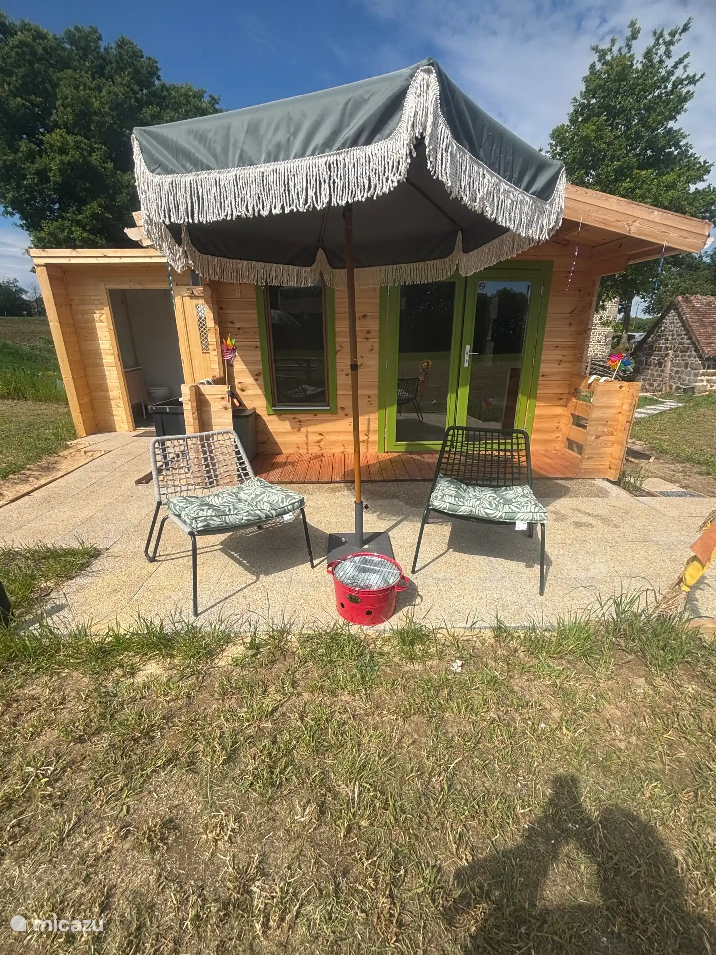Terrace with lounge chairs and a sun lounger. And a BBQ at your disposal