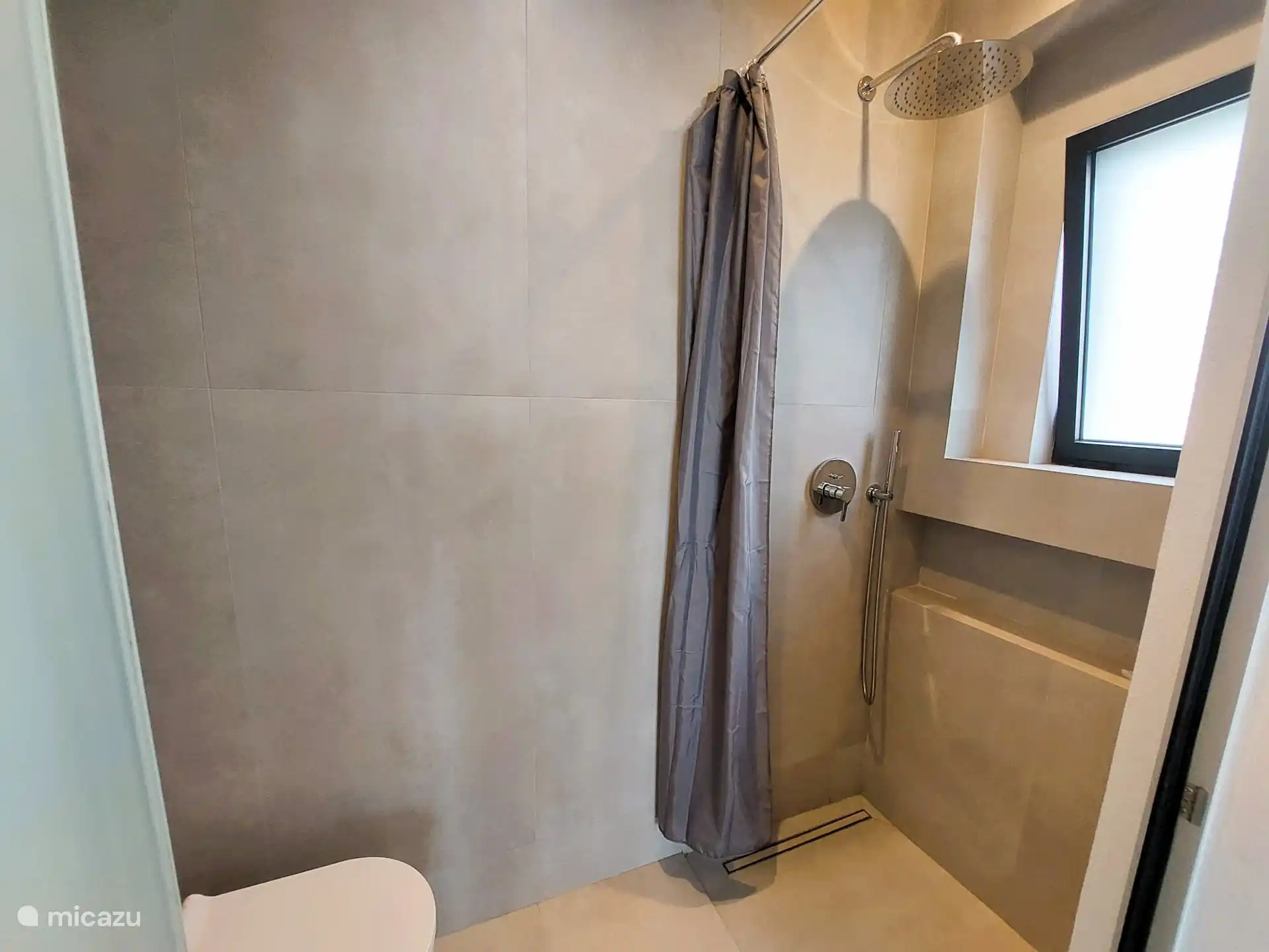 Dusch- und Toiletten-Hauptschlafzimmer