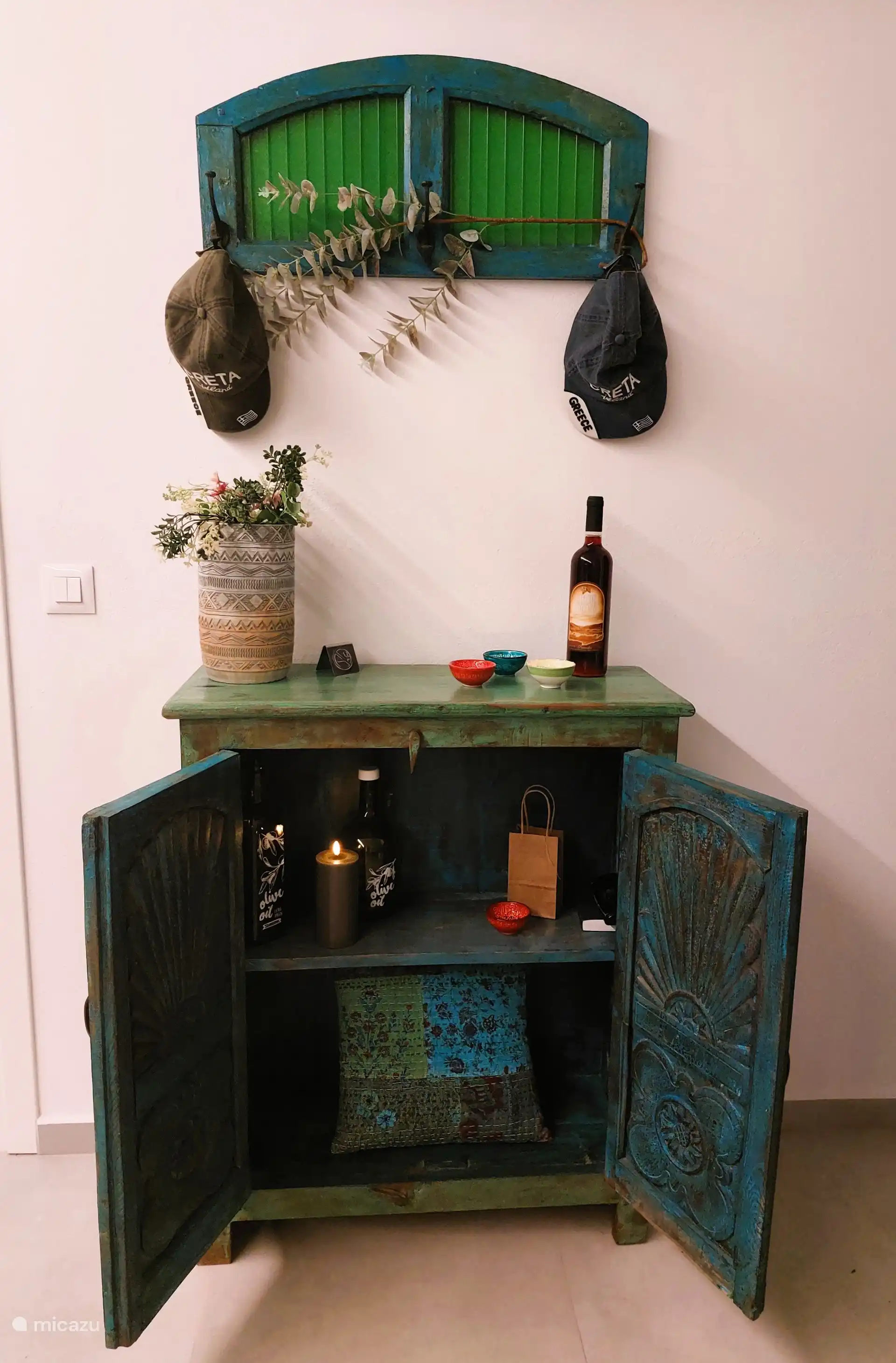 Ein Schrank im Wohnzimmer