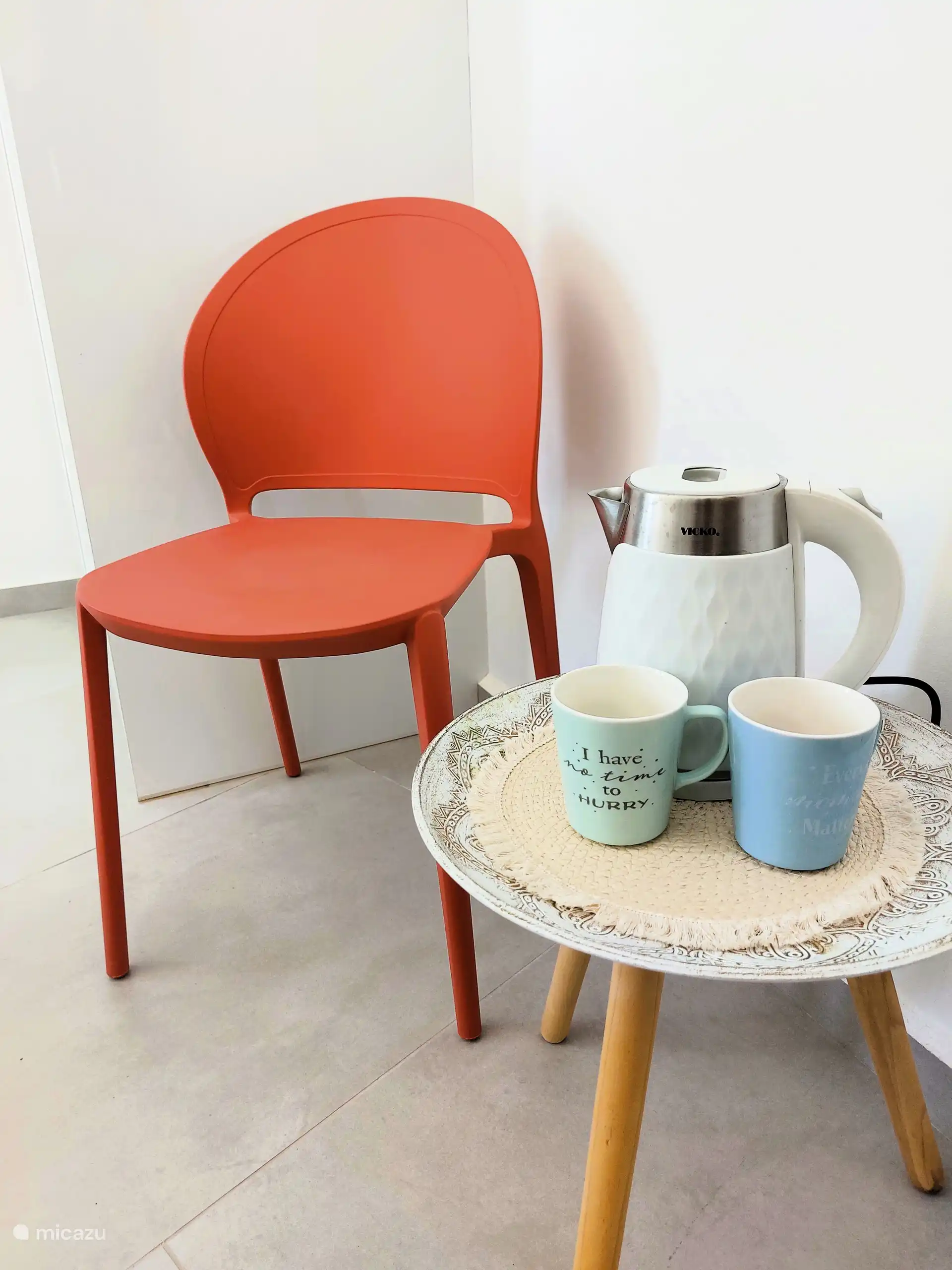 Im Studio eine Tasse Tee oder Kaffee zubereiten