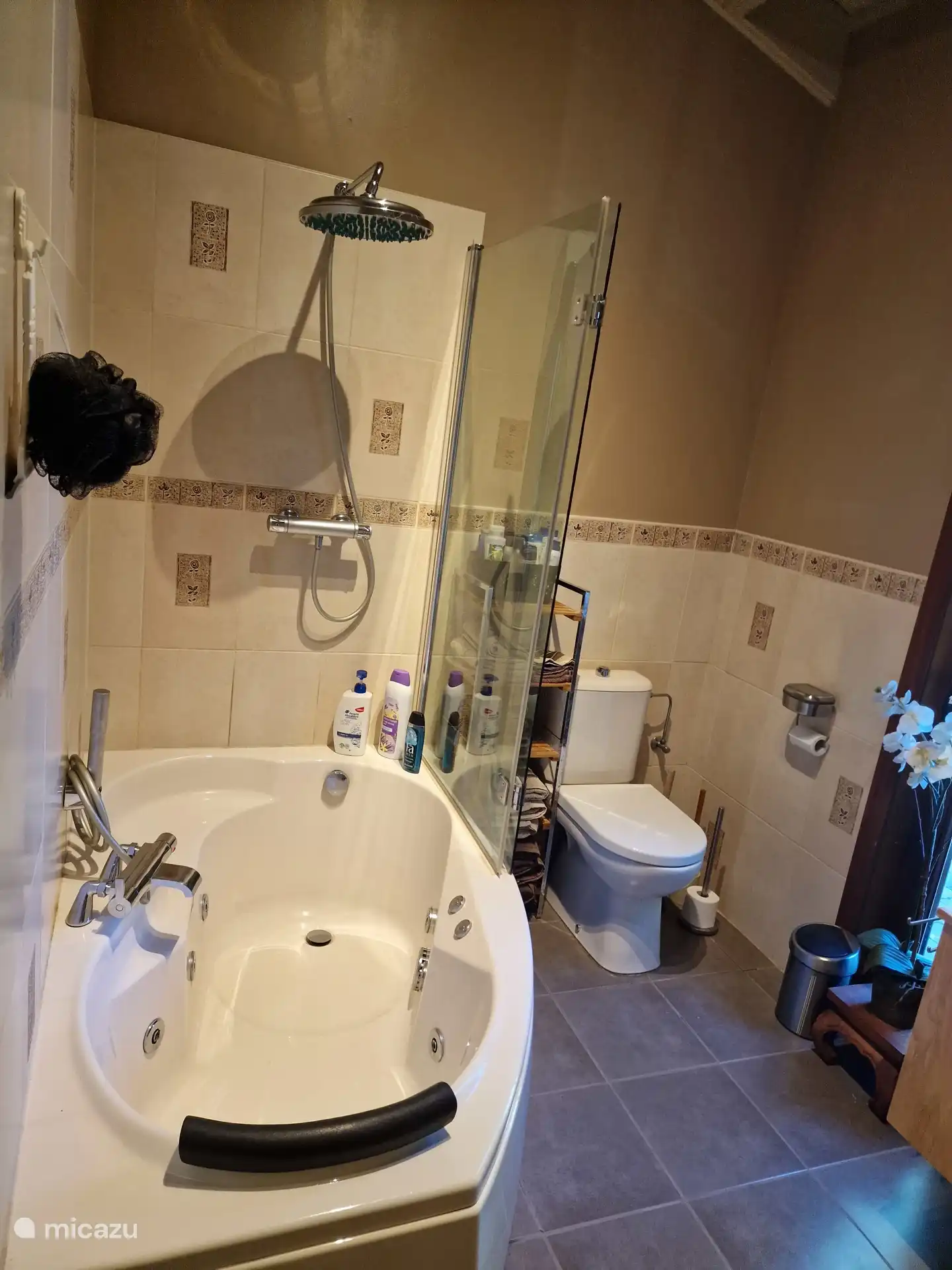 De badkamer met whirlpoolbad