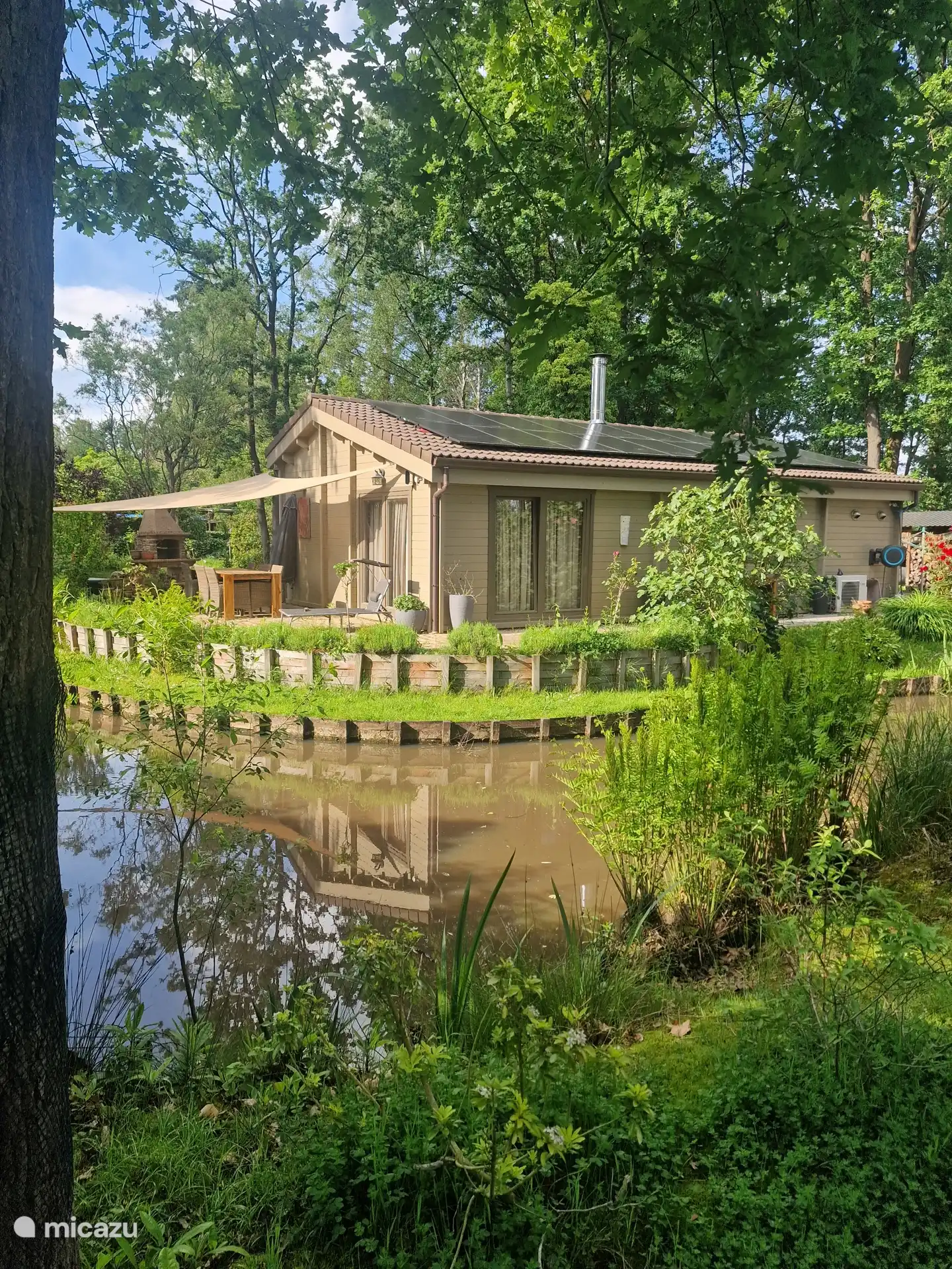 Omringd door een grote private vijver
