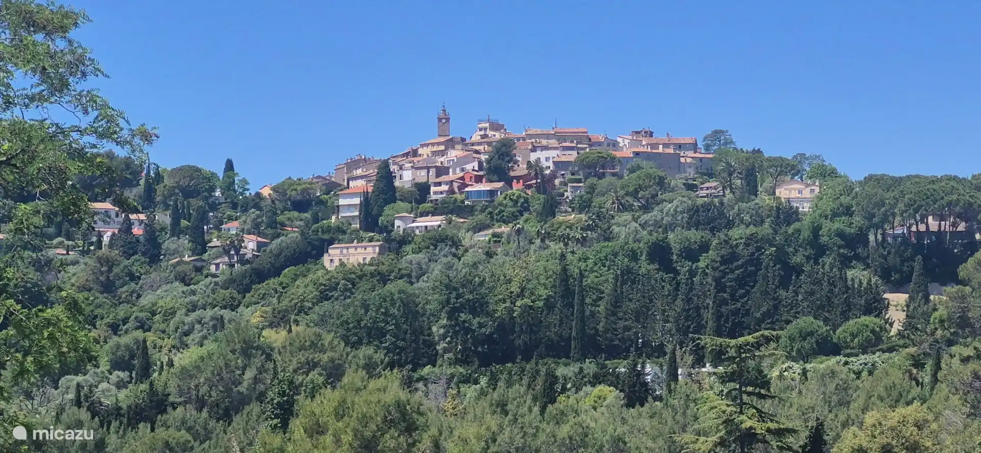 Het oude dorp MOUGINS twee kilometer van het huis.