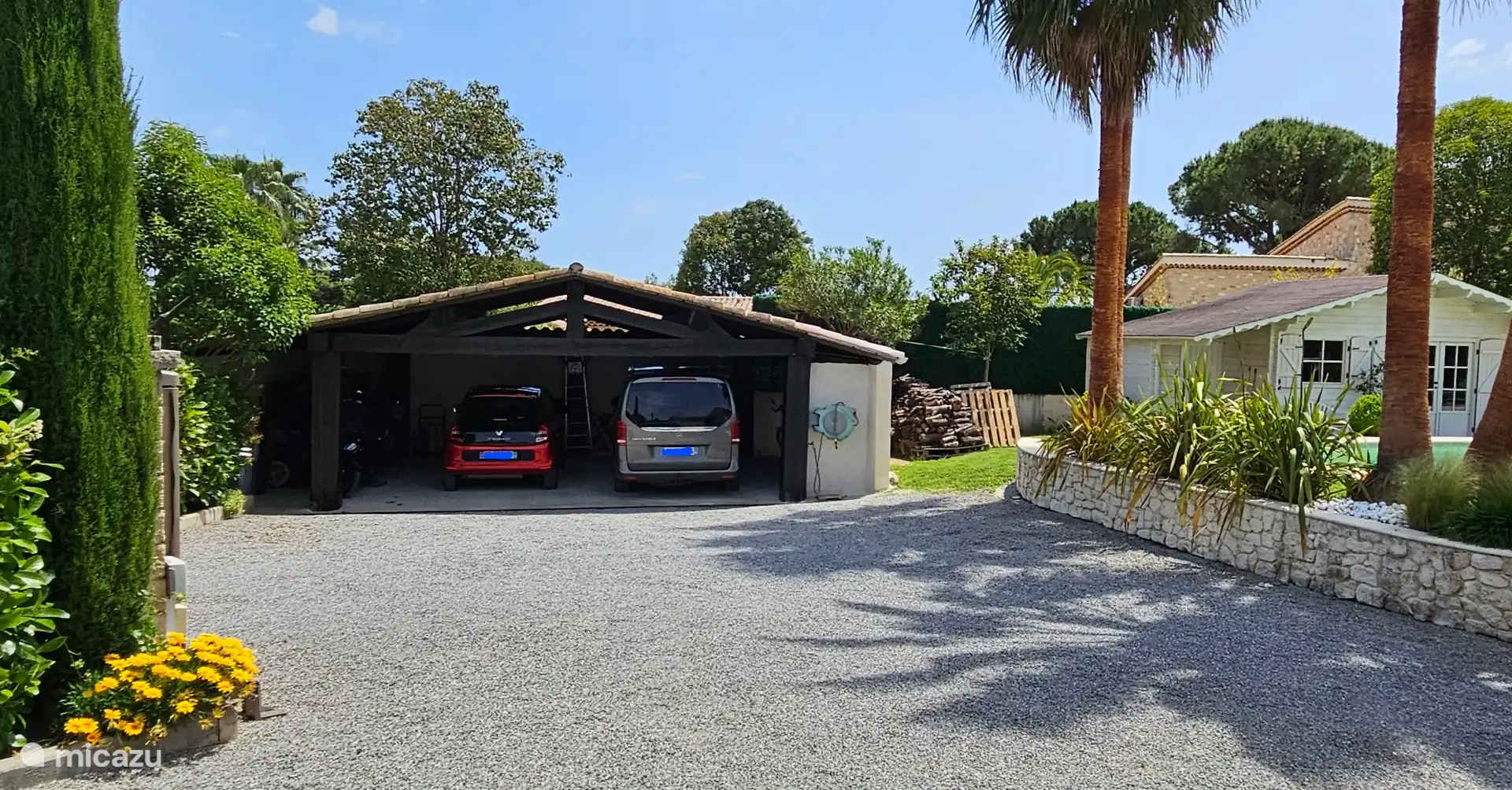 CARPORT EN VOLDOENDE PARKEERGELEGENHEID.