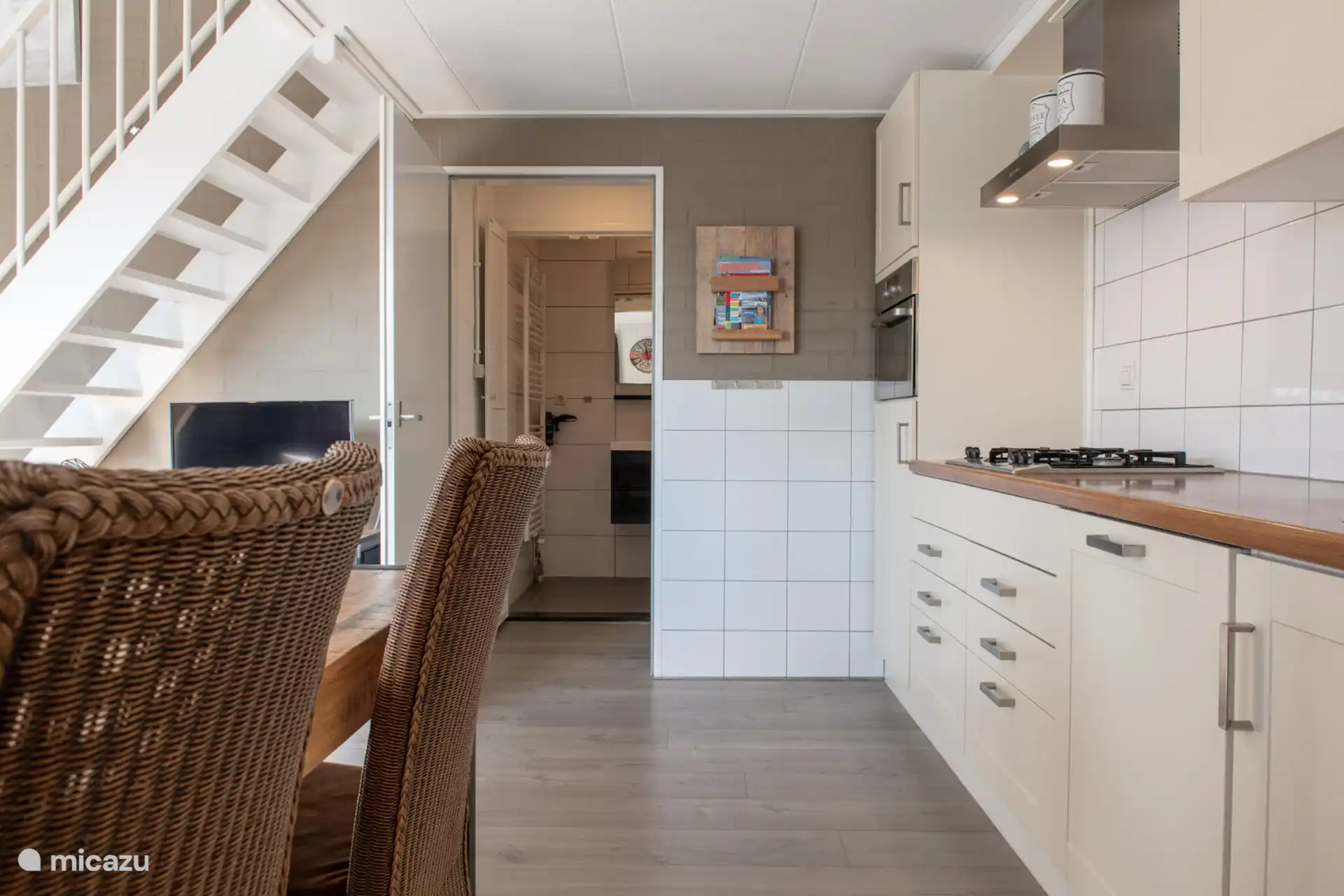 Keuken en toegang badkamer