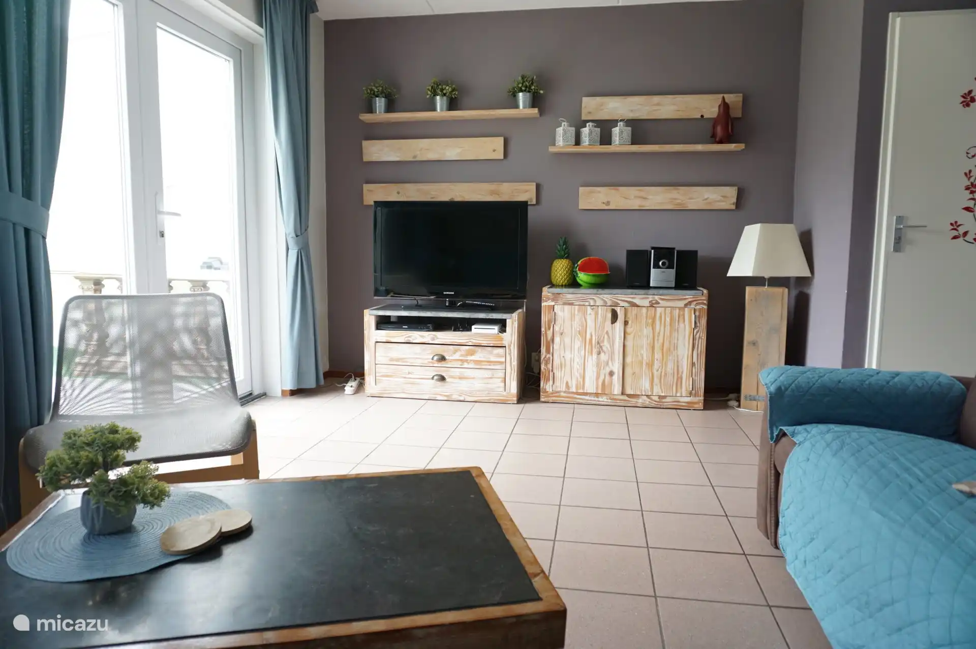 TV-Wohnzimmer in der Ecke