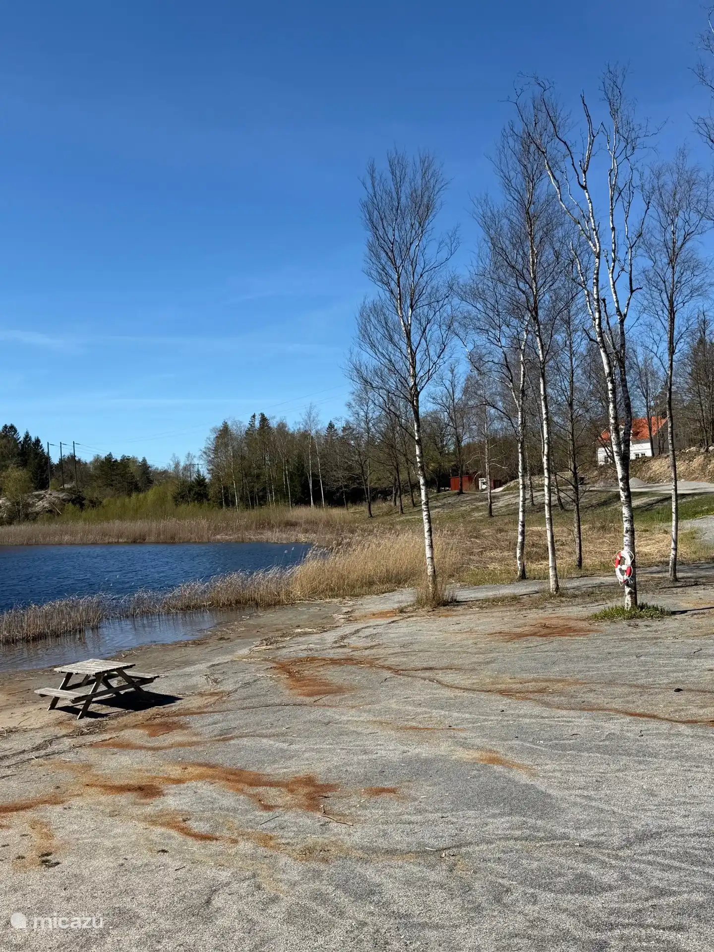 Le lac avec notre maison à droite !