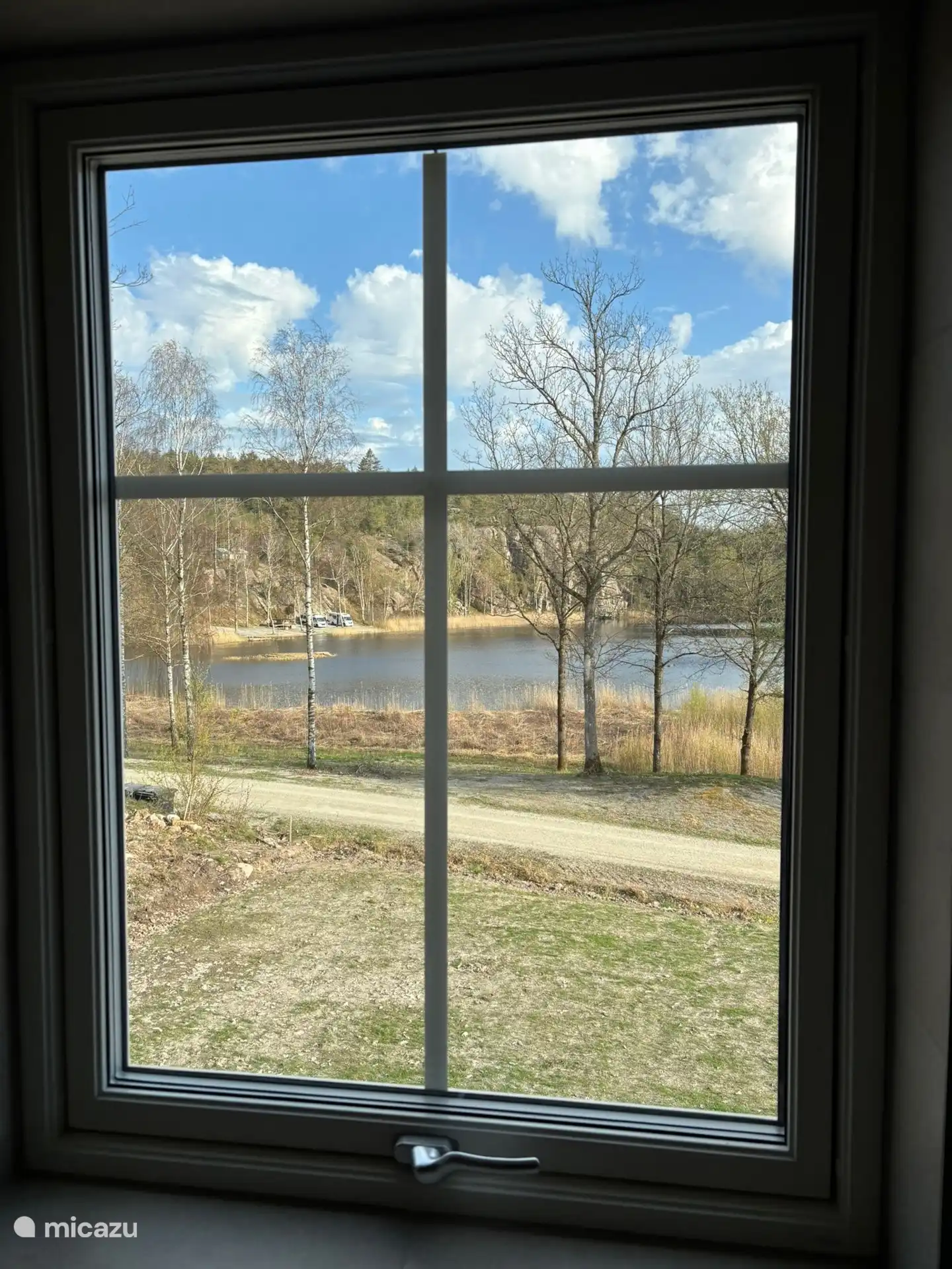 La vue depuis la salle de bain, l’herbe est maintenant beaucoup plus verte ! 
