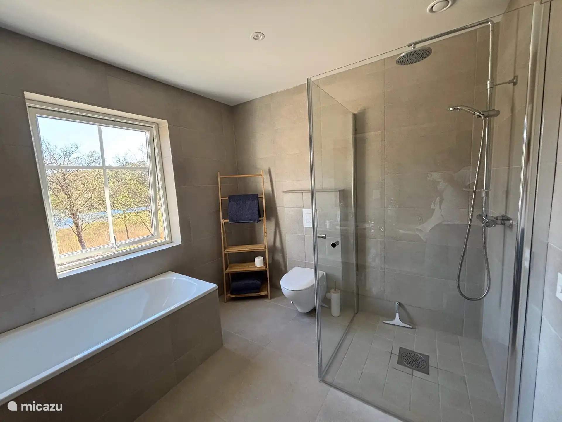 Salle de bain avec vue sur le lac !