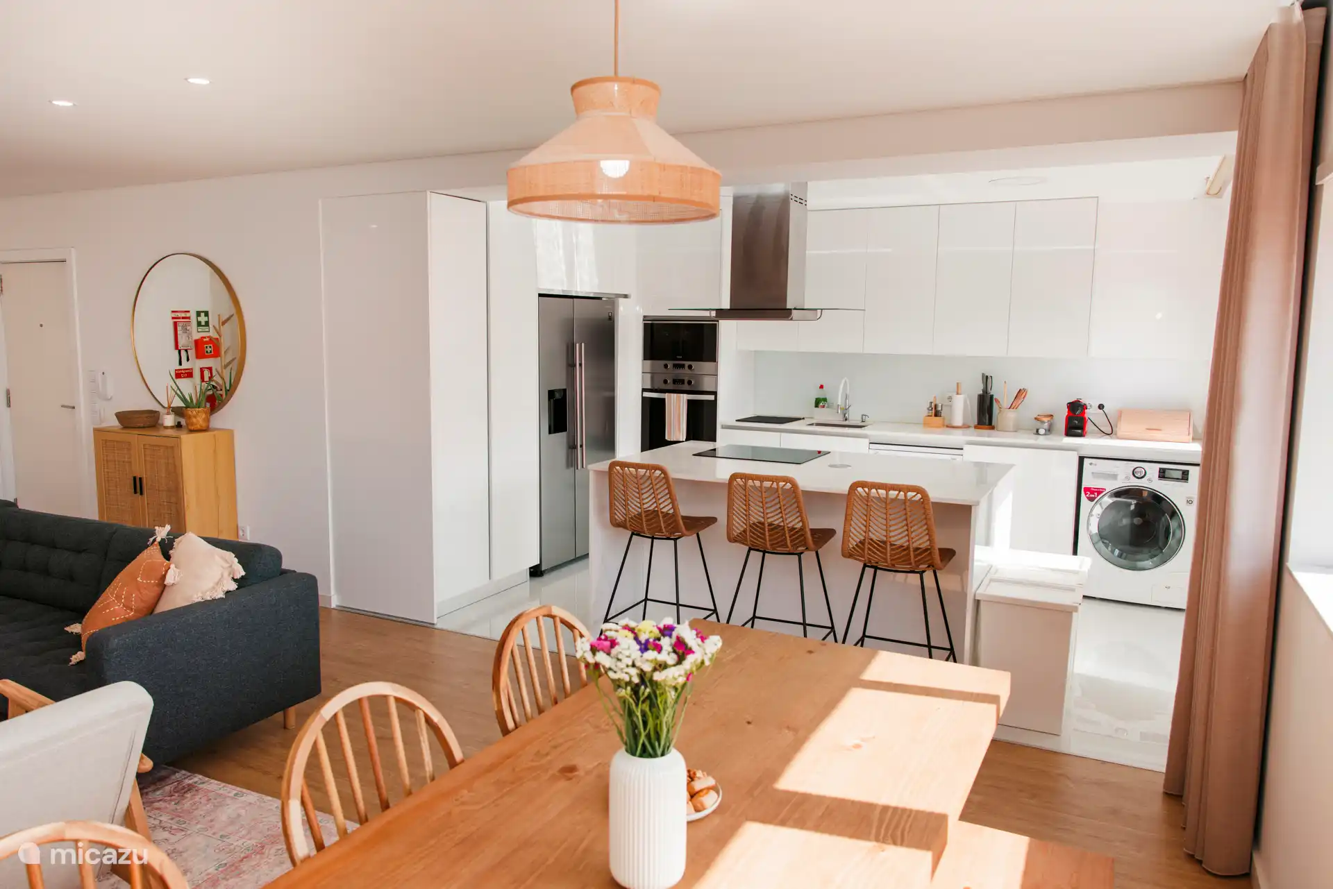 Uitzicht op de eetkamer richting de keuken