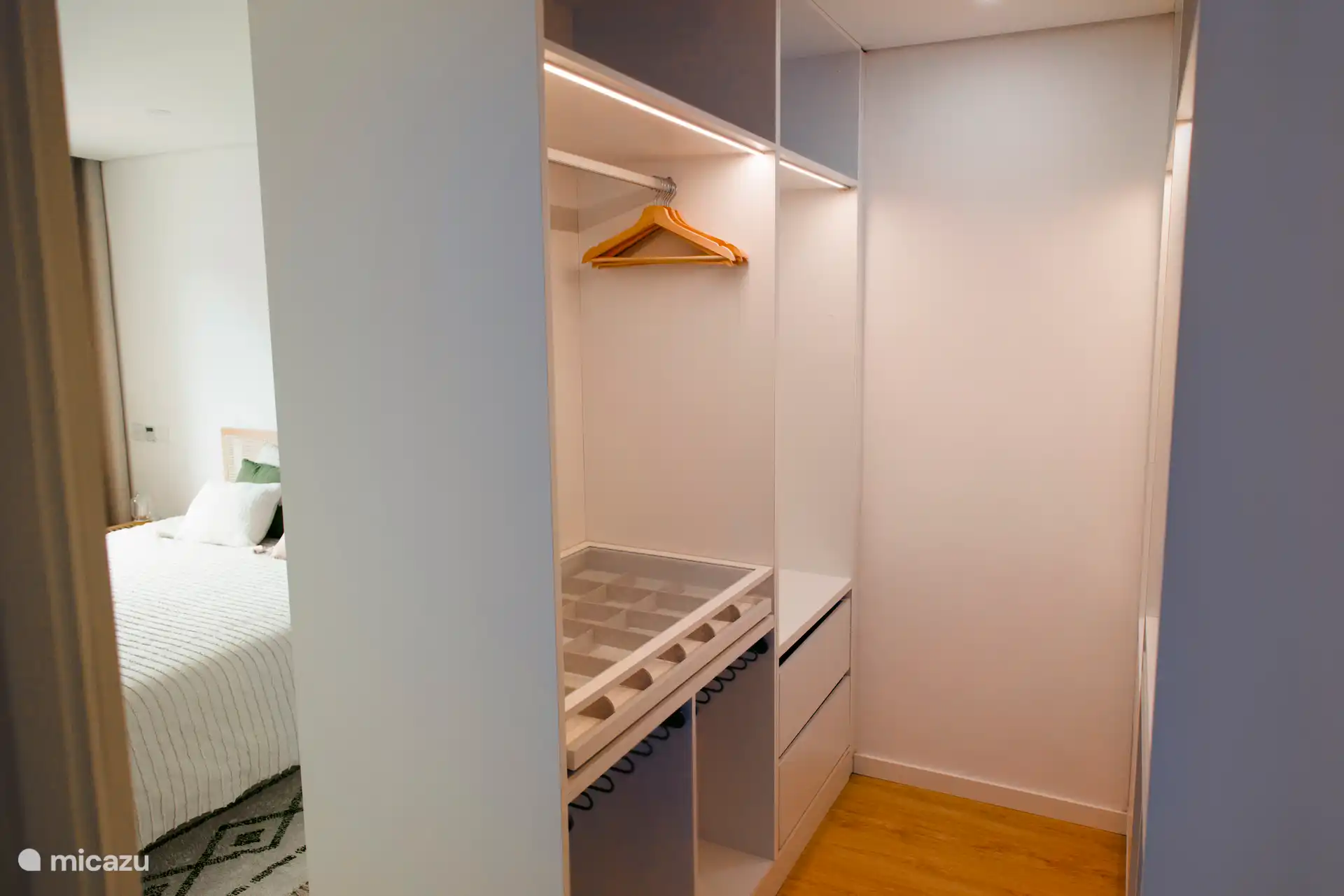 Inloopkast in de hoofdslaapkamer