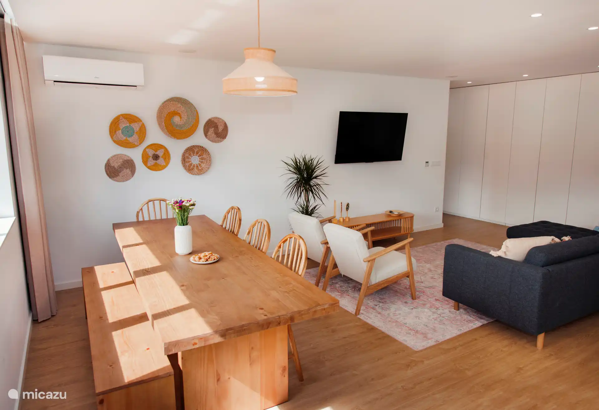 Lange eetkamer voor 8 personen, naast de woonkamer