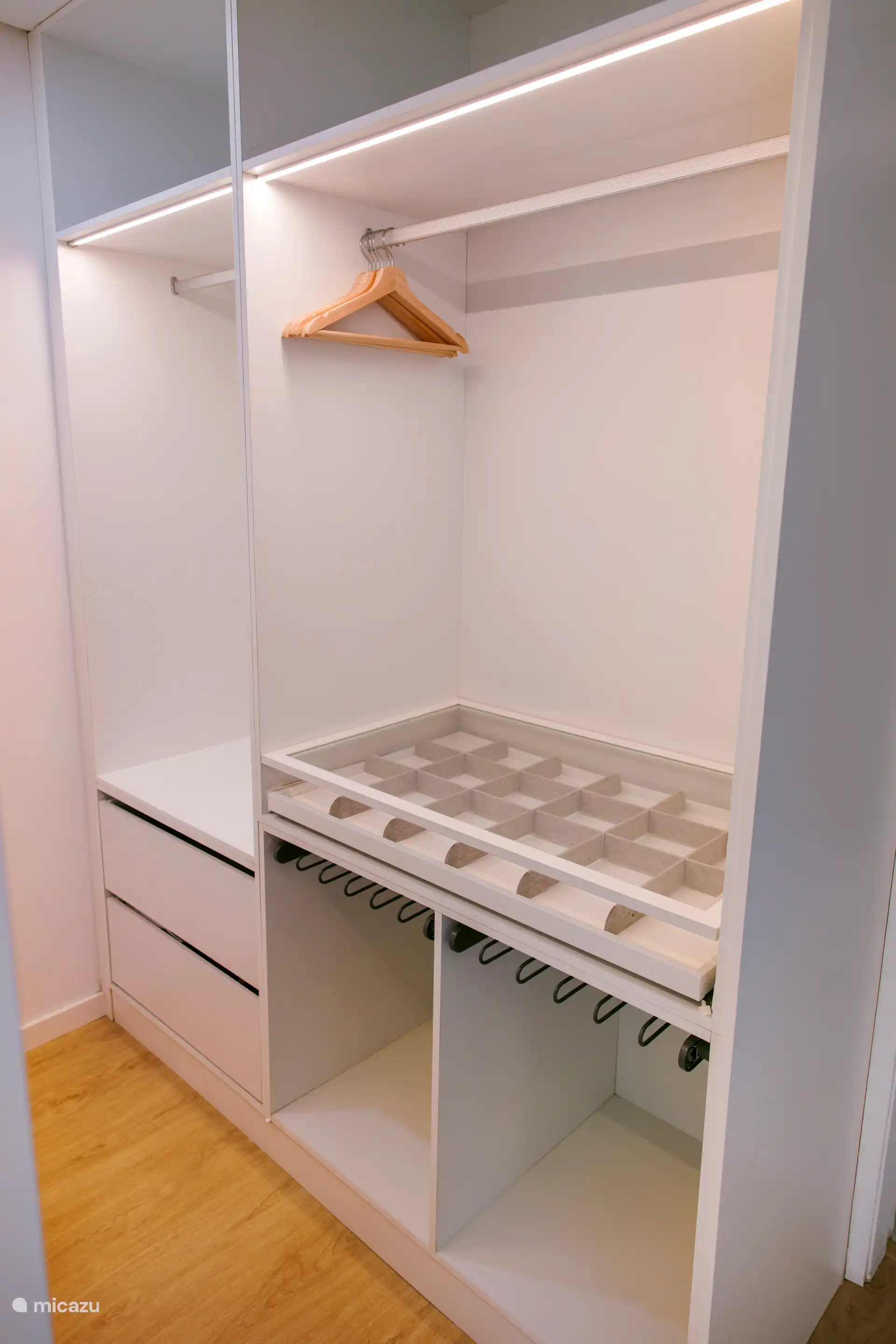 Inloopkast in de hoofdslaapkamer