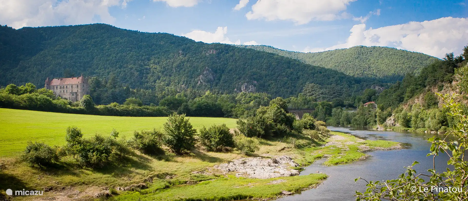 de rivier de Loire met een van haar kastelen